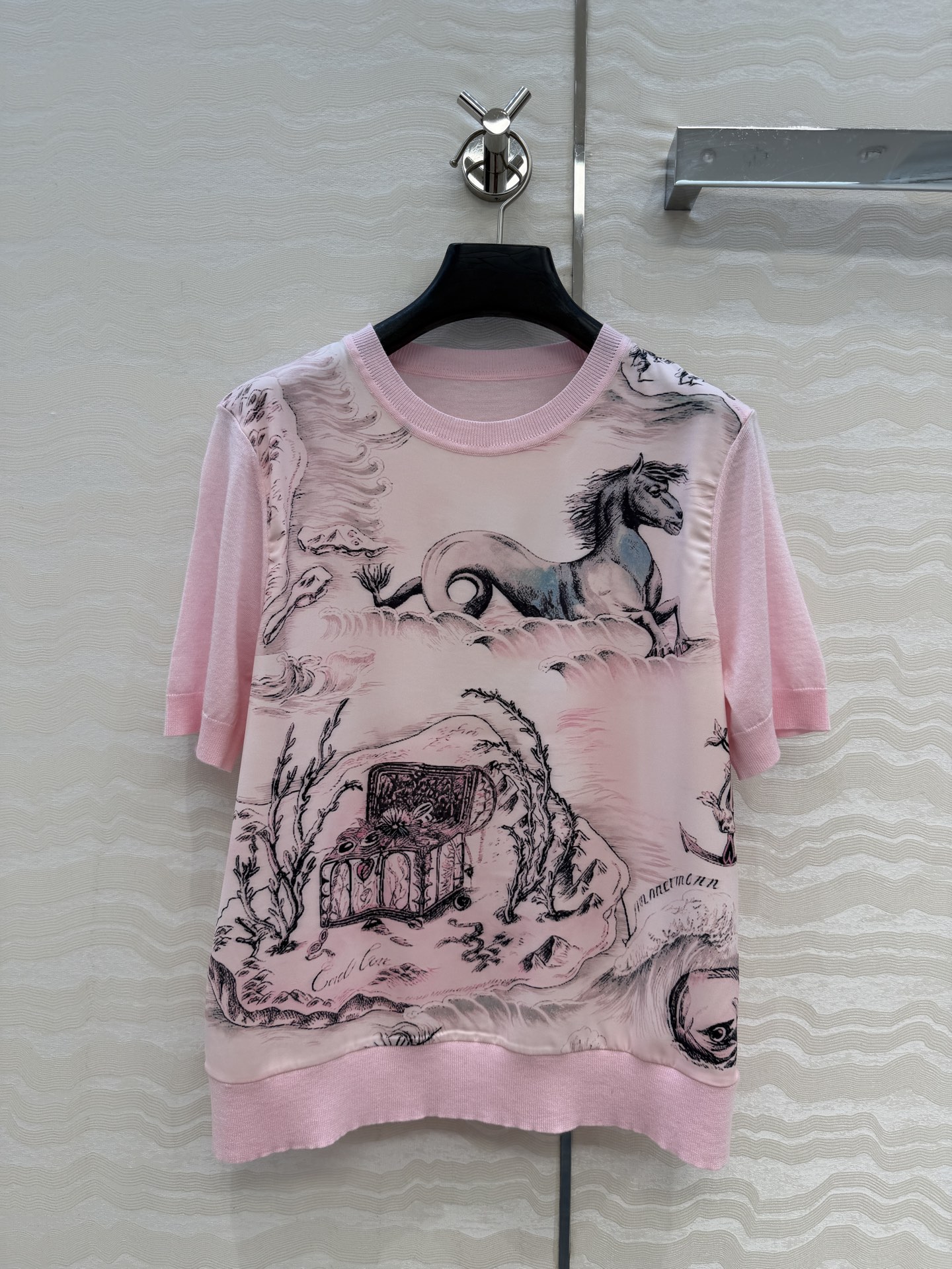 NO:779007,High-end original quality zm high-end printing splicing short-sleeved sweater. Tencel printing splicing has a gentle and extremely elegant tone, and the imported mercerized wool yarn has a super delicate and soft texture!  A must-have item for the goddess of temperament. Available in sizes S-L in one color. Here comes the big list!  M size shoulder width 38, bust 94, length 56., Zimmerman-clothing, sweaters, T-shirt,19860909高端原单品质zm高级感印花拼接短袖毛衣.天丝印花拼接温柔极致优雅的调调,进口丝光羊毛纱线质感超级细腻柔软！气质女神必入单品.一色S-L码.大单子甩过来！M码肩宽38,胸围94,衣长56.,兹默曼-服装,sweaters,T-shirt,,Women's clothing