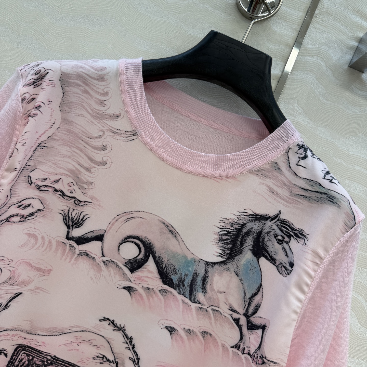 高端原单品质❤️zm高级感印花拼接短袖毛衣。天丝印花拼接温柔极致优雅的调调，进口丝光羊毛纱线质感超级细腻
