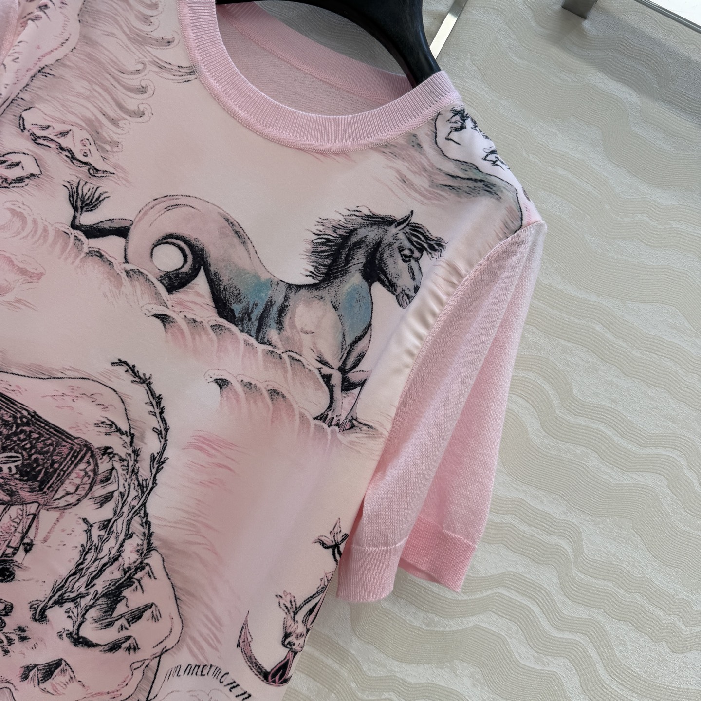 高端原单品质❤️zm高级感印花拼接短袖毛衣。天丝印花拼接温柔极致优雅的调调，进口丝光羊毛纱线质感超级细腻