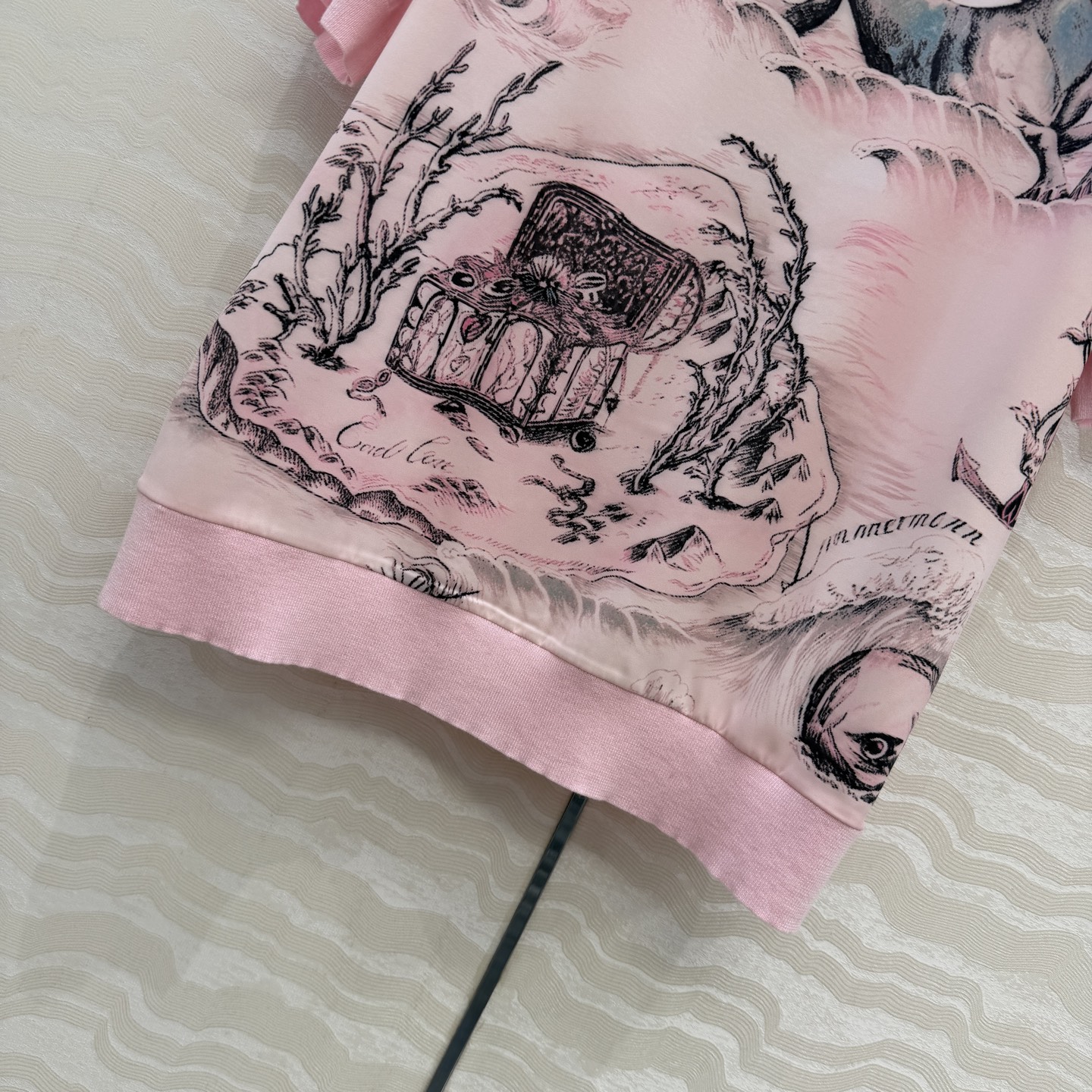 高端原单品质❤️zm高级感印花拼接短袖毛衣。天丝印花拼接温柔极致优雅的调调，进口丝光羊毛纱线质感超级细腻