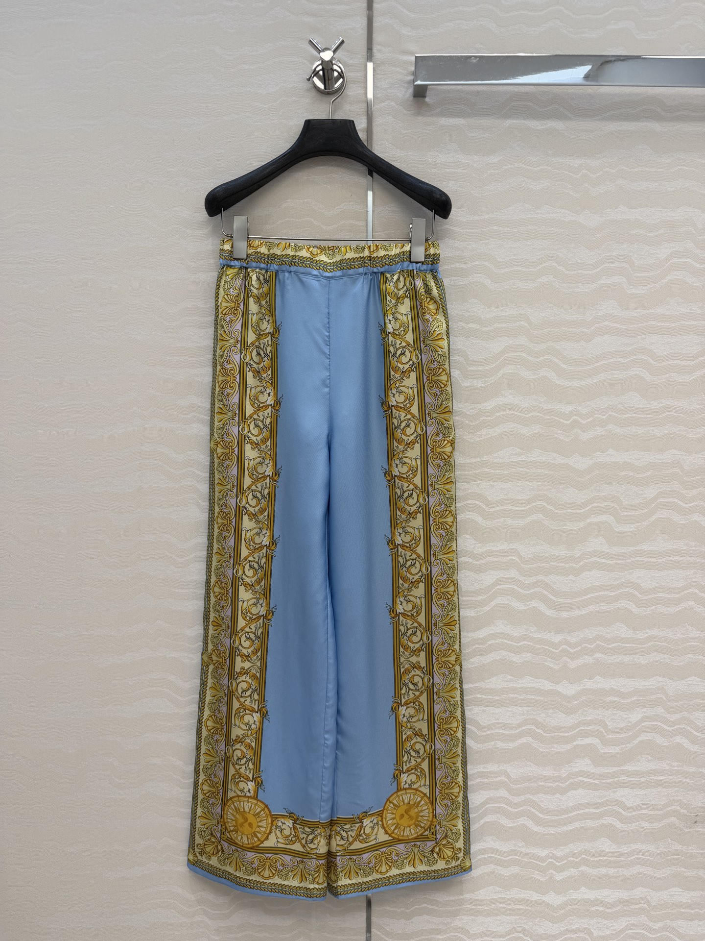 NO:779916,Highly recommended, original quality, Mediterranean resort style. Medusa baroque sunflower positioning printed silk straight pants. Silk twill!  Original positioning printing pattern, classic straight style is not attractive!  Retro, fashionable and high-end items!  The upper body is super slim!  The quality of workmanship of Bai Fumei's must-have artifact depends on the details. One color comes in 4 sizes. A large list is thrown over. Size S waist 64, hip 92, trouser length 100., Versace-clothing, versace, real silk,19860909爆单推荐原单品质,地中海度假风.美杜莎巴洛克太阳花定位印花真丝直筒裤.真丝斜纹绸！原版定位印花图案,经典直筒版型不挑人！复古时髦又高级的单品！上身超显瘦！ 白富美必入神器做工品质看细节,一色4码.大单子甩过来.S码腰围64,臀围92,裤长100.,范思哲-服装,versace,real silk,,Women's clothing