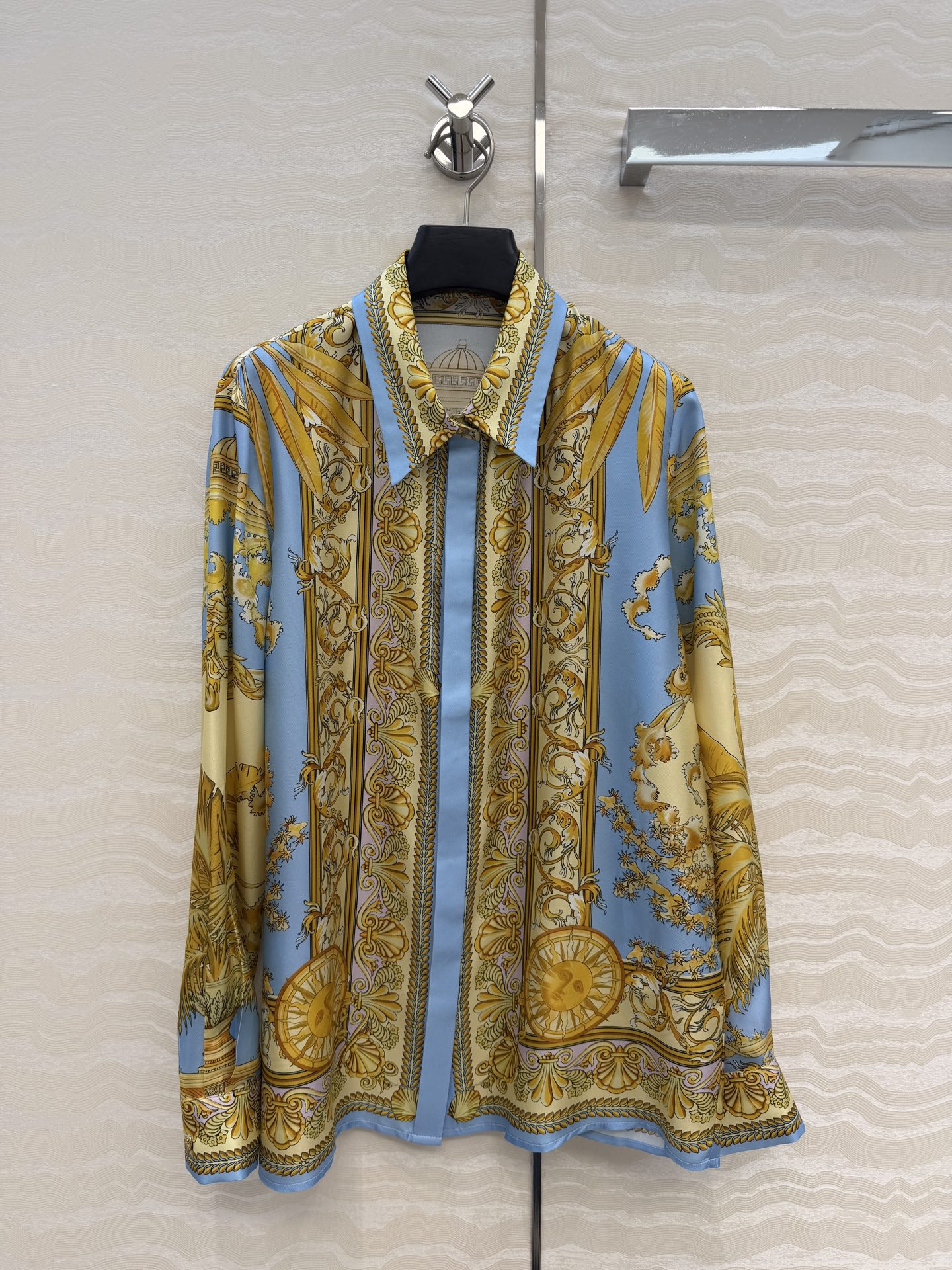 NO:779922,Highly recommended original quality, Mediterranean resort style. Baroque positioning sunflower printed silk shirt. Silk twill!  The Medusa metal buckle is so beautiful!  Original positioning printing pattern, classic version is not picky!  Retro, fashionable and high-end items!  The upper body is super slim!  The quality of workmanship of Bai Fumei's must-have artifact depends on the details, two colors of 4 sizes. The big list is thrown over. The shoulder width of size S is 39, the bust is 98, and the length of the dress is 68, Versace-clothing, versace, shirts, real silk,19860909爆单推荐原单品质,地中海度假风.巴洛克定位太阳花印花真丝衬衫.真丝斜纹绸！美杜莎金属扣超美！原版定位印花图案,经典版型不挑人！复古时髦又高级的单品！上身超显瘦！ 白富美必入神器做工品质看细节,两色4码.大单子甩过来.S码肩宽39,胸围98,衣长68,,范思哲-服装,versace,shirts,real silk,,Women's clothing