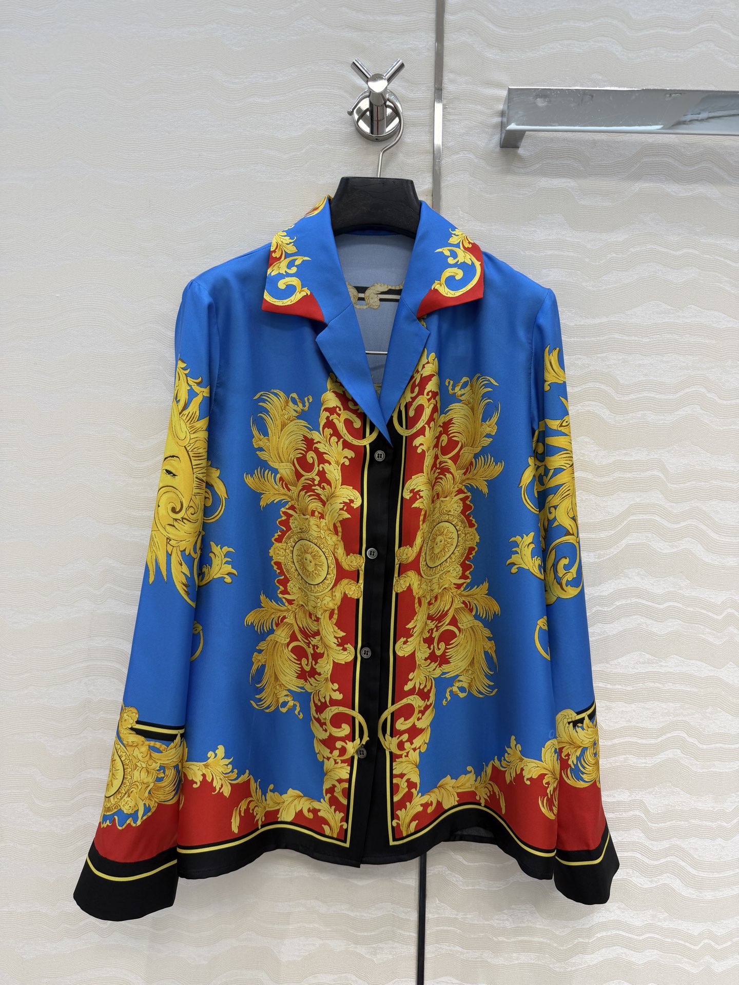 NO:779928,Highly recommended original quality Ringmaster Medusa sunflower positioning printed silk shirt!  The retro color scheme is full of high-end atmosphere!  Silk twill!  The Cuban collar design has its own lazy elegance, and every detail tells Italian luxury and classical aesthetics. The classic version is not flattering and makes the upper body look slimmer!  The workmanship quality of Bai Fumei's must-have artifact depends on the details. One color comes in 4 sizes. A large list is thrown over. The M size has a shoulder width of 37, a bust of 94, and a length of 60. Versace-clothing, versace, shirts, real silk,19860909爆单推荐原单品质,Ringmaster美杜莎太阳花定位印花真丝衬衫！复古配色高级气息满满！真丝斜纹绸！古巴领设计自带慵懒贵气,每一处细节都在诉说意式奢华与古典美学,经典版型不挑人上身超显瘦！ 白富美必入神器做工品质看细节,一色4码.大单子甩过来.M码肩宽37,胸围94,衣长60.,范思哲-服装,versace,shirts,real silk,,Women's clothing