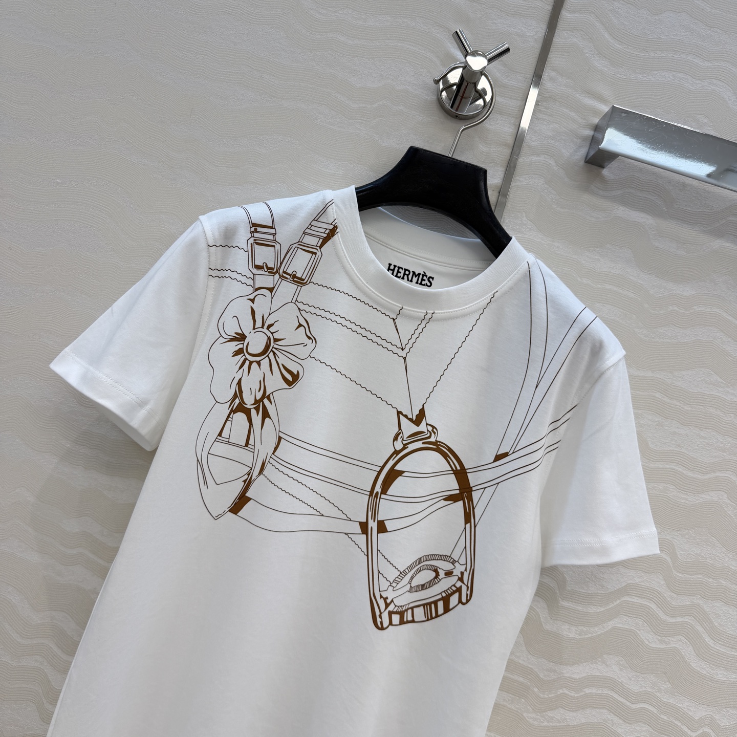 爆单推荐❤️原单品质H经典纯棉T！26春夏新品大马场链条⛓️定位印花，100%纯棉面料质感超赞。可甜可盐