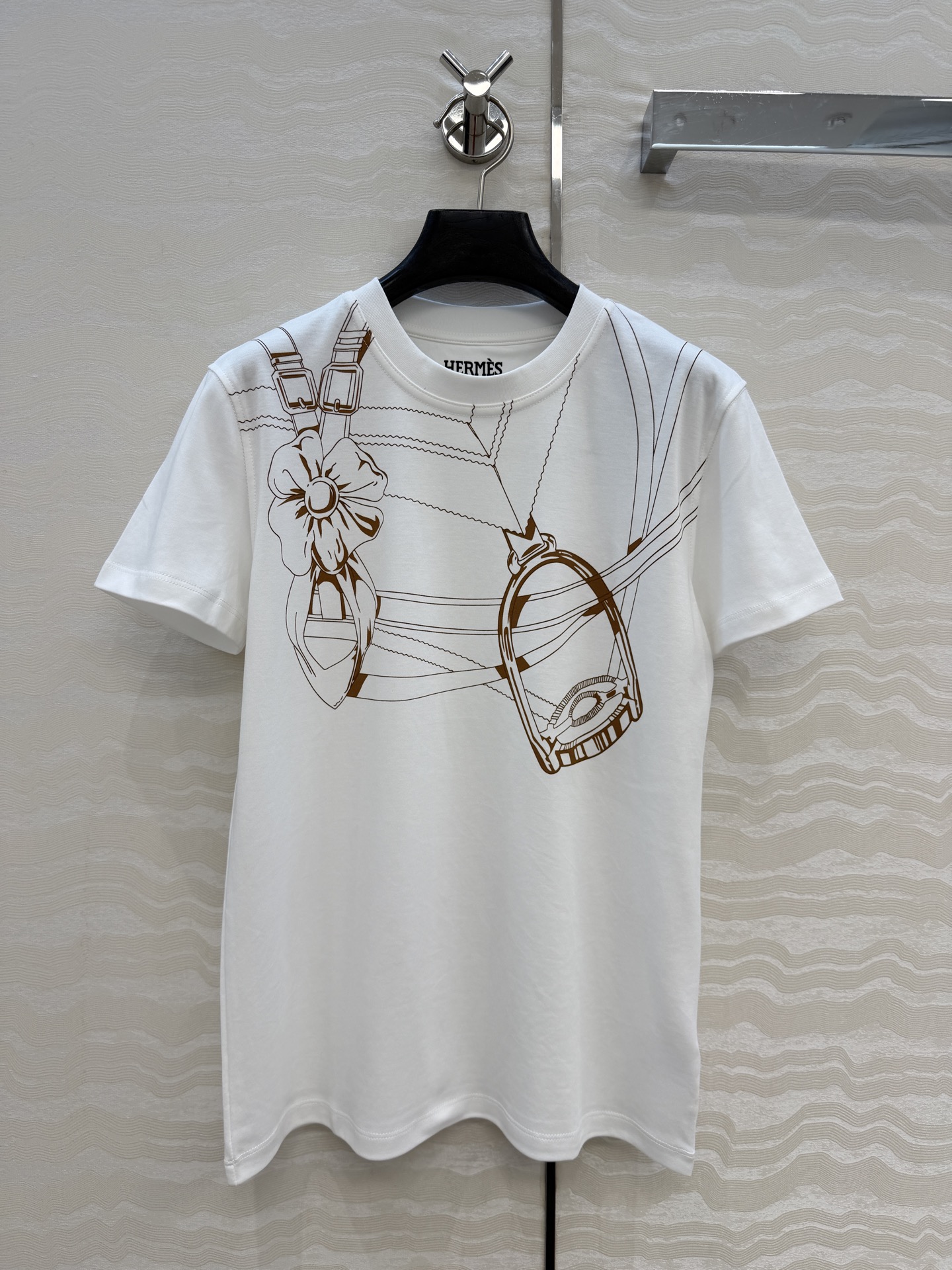 NO:779926,Highly recommended original quality H classic cotton T-shirt!  26 spring and summer new product Damachang chain positioning printing, pure cotton fabric texture is great. Sweet and salty temperament, age-reducing girlish style, versatile and not picky!  Perfect workmanship quality depends on the details. Two colors S-L sizes. Large list. M size shoulder width 41, bust 92, length 62., Hermès-clothing, hermes,19860909爆单推荐原单品质H经典纯棉T！26春夏新品大马场链条定位印花,纯棉面料质感超赞.可甜可盐气质减龄少女风百搭不挑人！完美做工品质看细节.两色S-L码.大单子甩过来.M码肩宽41,胸围92,衣长62.,爱马仕-服装,hermes,,Women's clothing