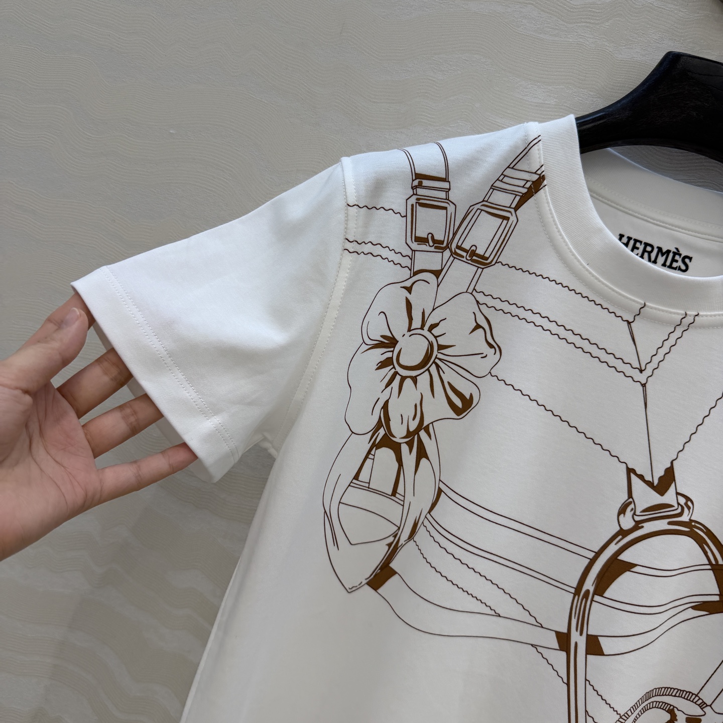 爆单推荐❤️原单品质H经典纯棉T！26春夏新品大马场链条⛓️定位印花，100%纯棉面料质感超赞。可甜可盐