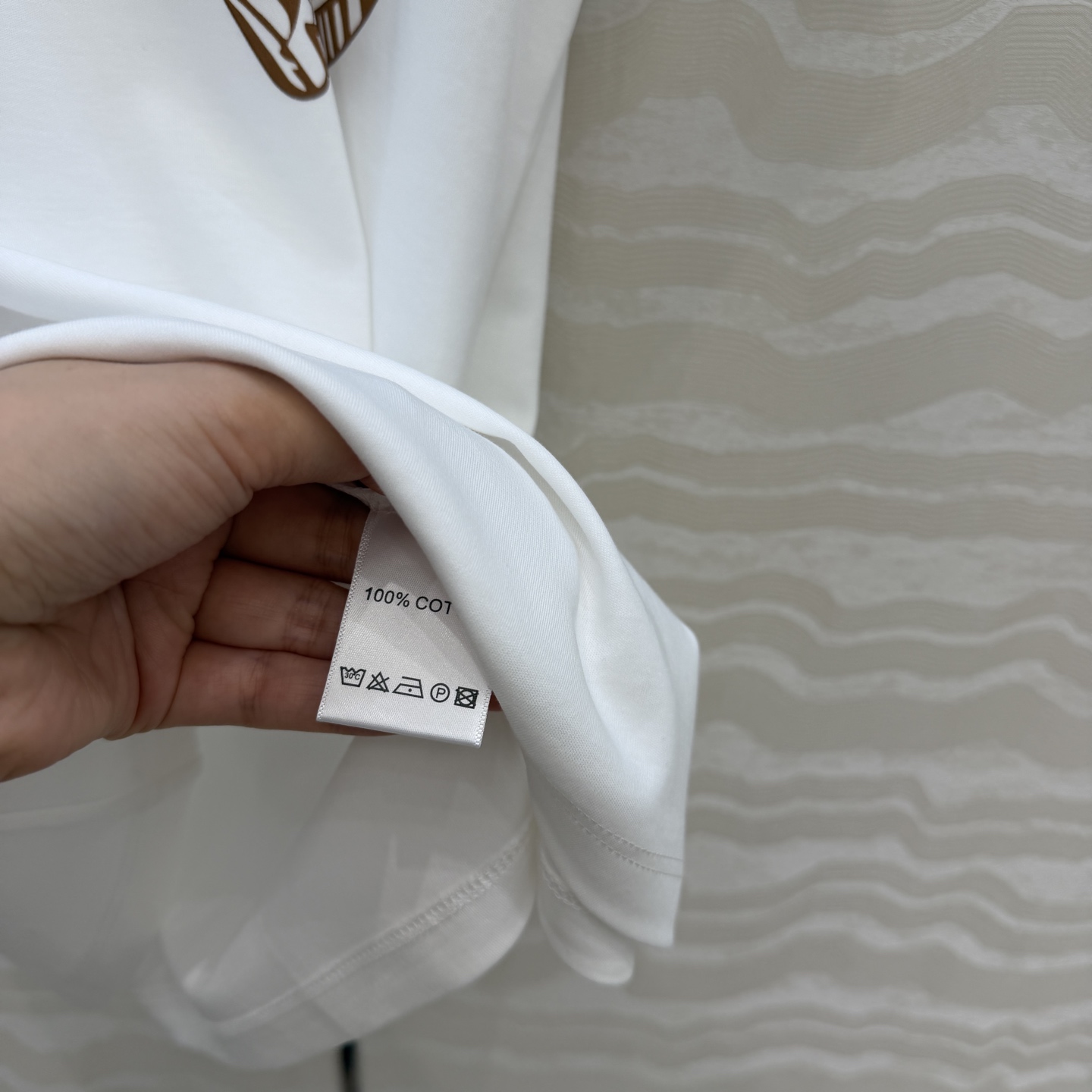 爆单推荐❤️原单品质H经典纯棉T！26春夏新品大马场链条⛓️定位印花，100%纯棉面料质感超赞。可甜可盐