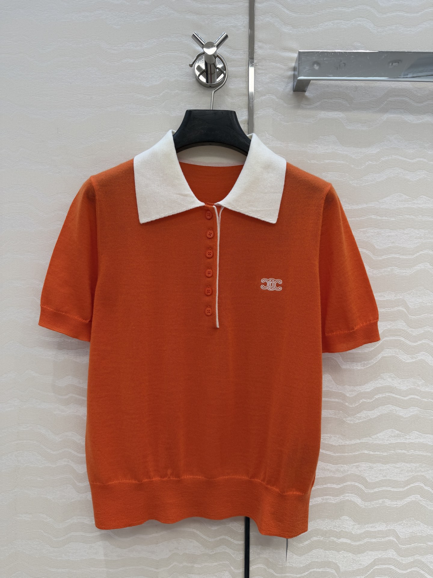 NO:779910,High-end original quality CE long-term wear!  Contrasting edge polo collar short-sleeved top, high-end 80-count wool 18-needle wool, soft and waxy and delicate, customized Swiss machine 18-needle craftsmanship, imported merino wool yarn is light and comfortable!  The classic version is super slimming, and the version is slimming and versatile!  Highly recommended must-have item!  Perfect workmanship quality depends on the details, three colors S-L sizes. Big order over here!  S size: shoulder width 35, bust 84, length 52., Celine-clothing, celine, T-shirt,19860909高端原单品质CE长期主义穿搭！撞色边polo领短袖上衣,高定80支羊毛18针羊毛软糯细腻,定制瑞士机18针工艺,进口美丽奴绵羊毛纱线轻盈舒适！经典版型超显瘦,版型不挑人上身显瘦又百搭！强烈推荐必入单品！完美做工品质看细节,三色S-L码.大单子甩过来！S码: 肩宽35,胸围84,衣长52.,赛琳-服装,celine,T-shirt,,Women's clothing
