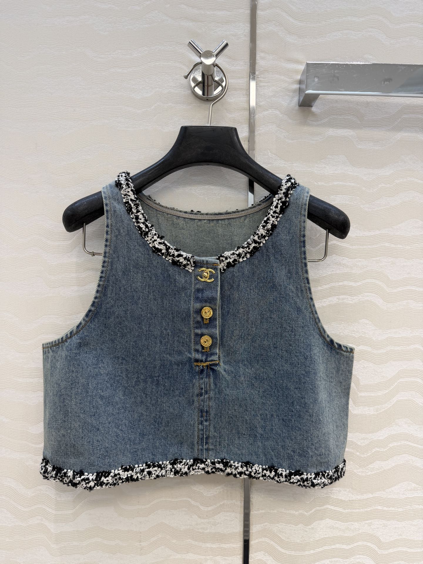 NO:779898,Original quality coco girl outfit, 26p nostalgic washed denim denim vest top!  Braided tweed hemming decoration. The elegant short version is a super layering tool!  Customized enzyme washed denim fabric!  A must-have item for Bai Fumei. The classic version makes your upper body look slimmer!  High-weave organic cotton denim has a soft and delicate texture!  The nostalgic retro wash has a fashionable and high-end tone!  The quality of workmanship depends on the details. 3 sizes in one color. Bust 88 in size 36, length 38., Chanel-clothing, chanel,19860909原单品质coco女孩穿搭,26p怀旧洗水丹宁牛仔背心小上衣！编织粗花呢包边装饰.气质小短款版型超级叠搭神器！定制酵素洗水牛仔面料！白富美必入单品.经典版型上身巨显瘦！高织数有机纯棉牛仔质感柔软细腻！怀旧复古洗水时髦又高级的调调！做工品质看细节.一色3码.36码胸围88,衣长38.,香奈儿-服装,chanel,,Women's clothing