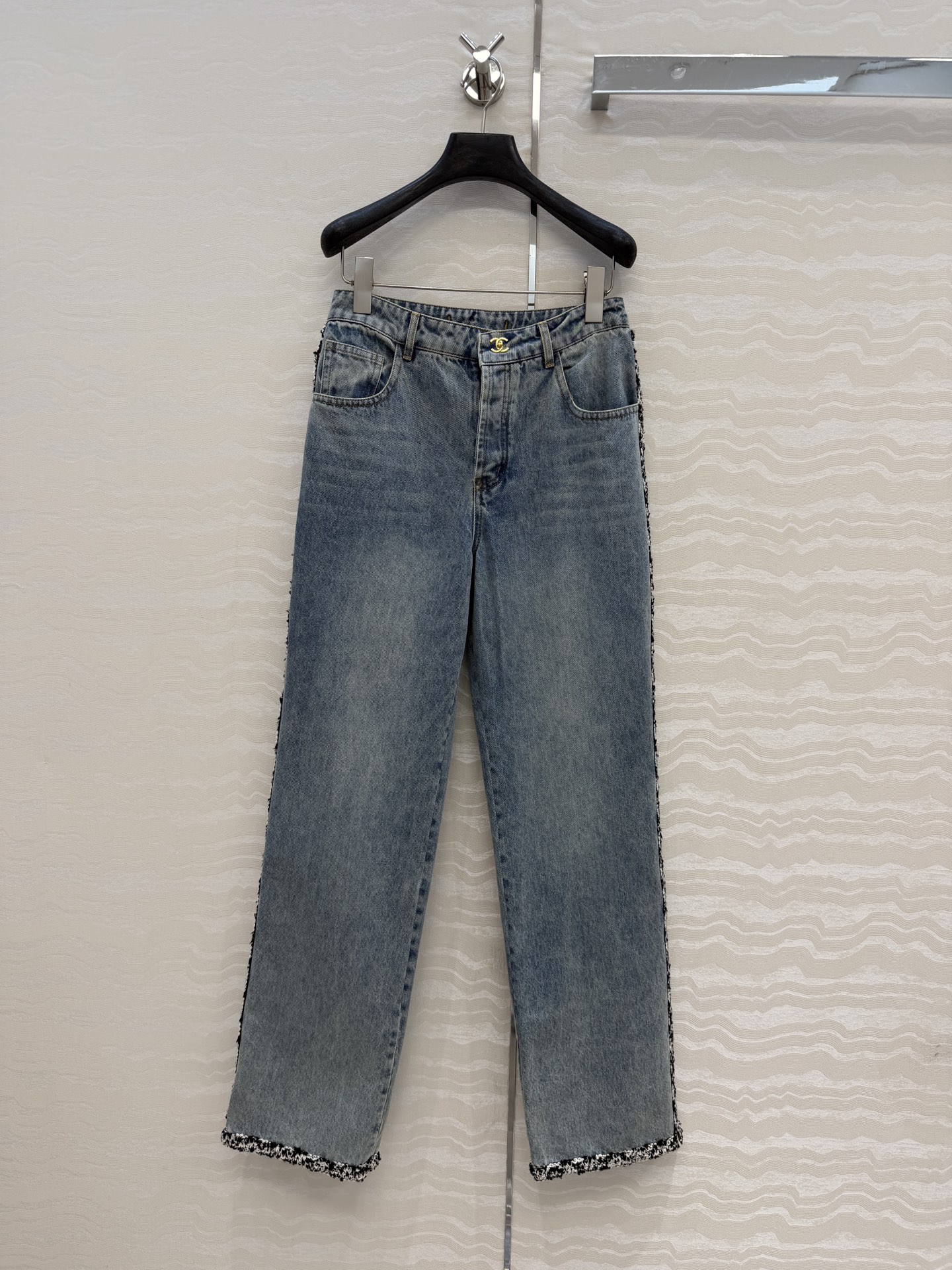 NO:779904,Original quality Coco girl outfit, 26p nostalgic washed denim straight-leg pants!  Schoolbag buckle decoration, woven tweed binding. Customized enzyme washed denim fabric!  A must-have item for Bai Fumei. The classic version makes your upper body look slimmer!  High-weave organic cotton denim has a soft and delicate texture!  The nostalgic retro wash has a fashionable and high-end tone!  The quality of workmanship depends on the details. One color, 3 sizes. Size 36, waist size 66, hip size 94, pants length 105., Chanel-clothing, chanel,19860909原单品质coco女孩穿搭,26p怀旧洗水丹宁牛仔直筒裤！书包扣装饰,编织粗花呢包边.定制酵素洗水牛仔面料！白富美必入单品.经典版型上身巨显瘦！高织数有机纯棉牛仔质感柔软细腻！怀旧复古洗水时髦又高级的调调！做工品质看细节.一色3码.36码腰围66,臀围94,裤长105.,香奈儿-服装,chanel,,Women's clothing