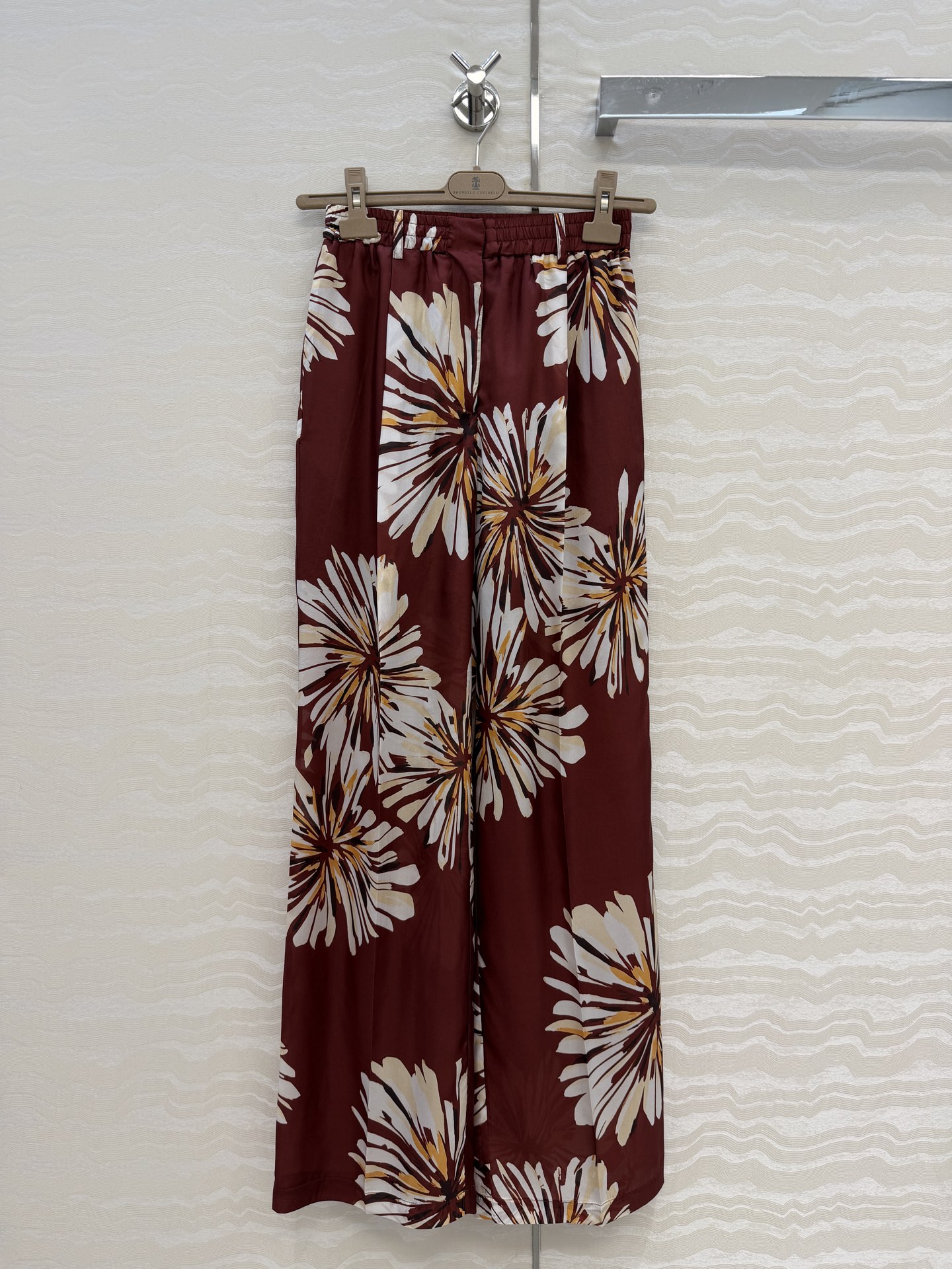 NO:779914,High-end original quality, BC old money style outfit!  Bai Fumei's must-have holiday style silk wide-leg pants. Straight-leg floor-length pants with elegant and irregular blooming flower prints. Imported mulberry silk fabric, light and elegant texture, breathable and comfortable. Copper chain decoration, oriental aesthetics and artistic tones, romantic summer upper body, perfect for reducing age!  The classic silhouette is fashionable and high-end!  Bai Fumei’s must-have artifacts are versatile and easy to match. Highly recommended for self-reservation!  The quality of workmanship depends on the details. Two colors and three sizes. Size S waist 66, hip 104, pants length 108., women's clothing, real silk,19860909高端原单品质,BC老钱风穿搭！白富美必入度假风真丝阔腿裤.直筒拖地裤优雅不规则绽放的花印花.进口桑蚕丝面料,质感轻盈飘逸透气舒适.铜链装饰东方美学艺术色调浪漫夏日上身减龄绝绝子！经典版型时髦又高级！白富美必备神器百搭不挑人.强烈推荐自留款！做工品质看细节.两色三码.S码腰围66,臀围104,裤长108.,女装,real silk,,Women's clothing