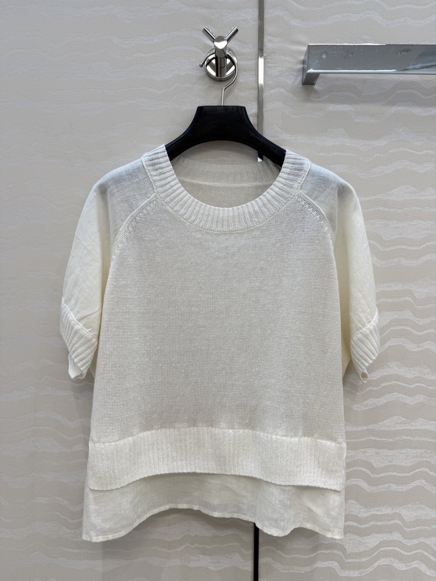 NO:779871,Original quality Max high-intellectual wear, elegant and elegant round-neck knitted top. Spliced ​​linen fake two-piece design. Lazy and comfortable atmosphere!  Minimalist old money style outfit, imported linen lyocell yarn heavy industry luxury mysterious and noble!  A sense of low-key luxury!  The style is casual and elegant. Classic and not flattering, the upper body is super slim. Three colors S-L. The S size has a shoulder width of 37, a bust of 116, and a length of 49., Maxmara-Clothing,19860909原单品质Max高智感穿搭,优雅气质圆领针织上衣.拼接亚麻假两件设计.慵懒自在的氛围感！极简老钱风穿搭,进口亚麻莱赛尔纱线重工奢华神秘又高贵！低调奢华的高级感！版型气质随性优雅.经典不挑人上身超显瘦,三色S-L码.S码肩宽37,胸围116,衣长49.,麦丝玛拉-服装,,Women's clothing