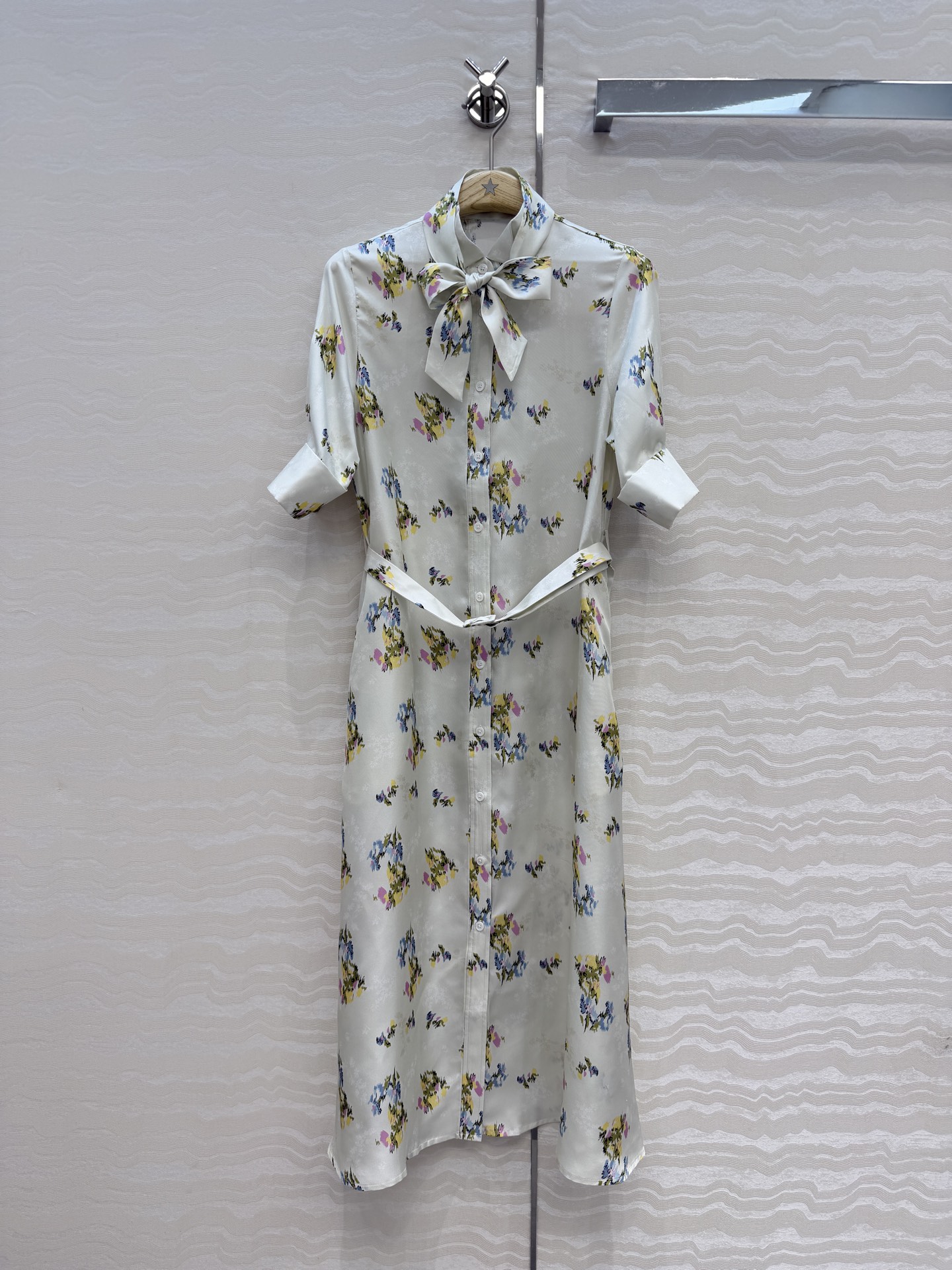 NO:779867,High-end original quality MissD high-end smart wear!  Garden World Series Oriental Aesthetics Flower Printed Silk Dress. Silk twill, waist-cinching, large A-skirt, and a slimming upper body!  Fashionable and high-end tone!  A must-have artifact for Bai Fumei!  The positioning pattern is versatile and easy to match. It is highly recommended to keep it for yourself!  The quality of workmanship depends on the details. One color 36.38.40.42. Four sizes. Size 36: shoulder width 35, bust 86, skirt length 115., Dior-clothing, dior, skirts, real silk,19860909高端原单品质MissD高智感穿搭！花园世界系列东方美学花印花真丝连衣裙.真丝斜纹绸,收腰大A裙摆版型上身巨显瘦！时髦又高级的调调！白富美必备神器！定位花裁版型百搭不挑人.强烈推荐自留款！做工品质看细节.一色36.38.40.42.四码.36码:肩宽35,胸围86,裙长115.,迪奥-服装,dior,skirts,real silk,,Women's clothing