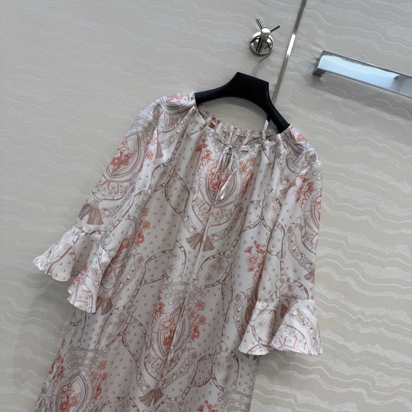 原单品质💕 H系26早春新品💕淡粉花㚏定位印花真丝连衣裙！100%真丝斜纹绸质感超赞！抽绳调节系带领设计