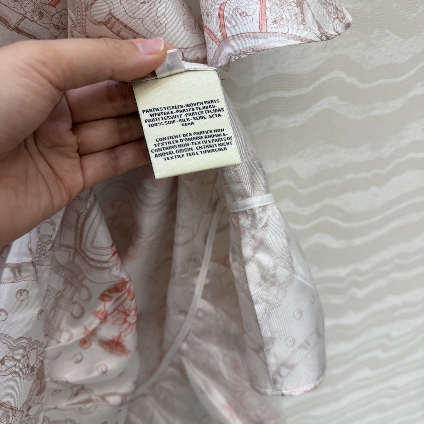 原单品质💕 H系26早春新品💕淡粉花㚏定位印花真丝连衣裙！100%真丝斜纹绸质感超赞！抽绳调节系带领设计