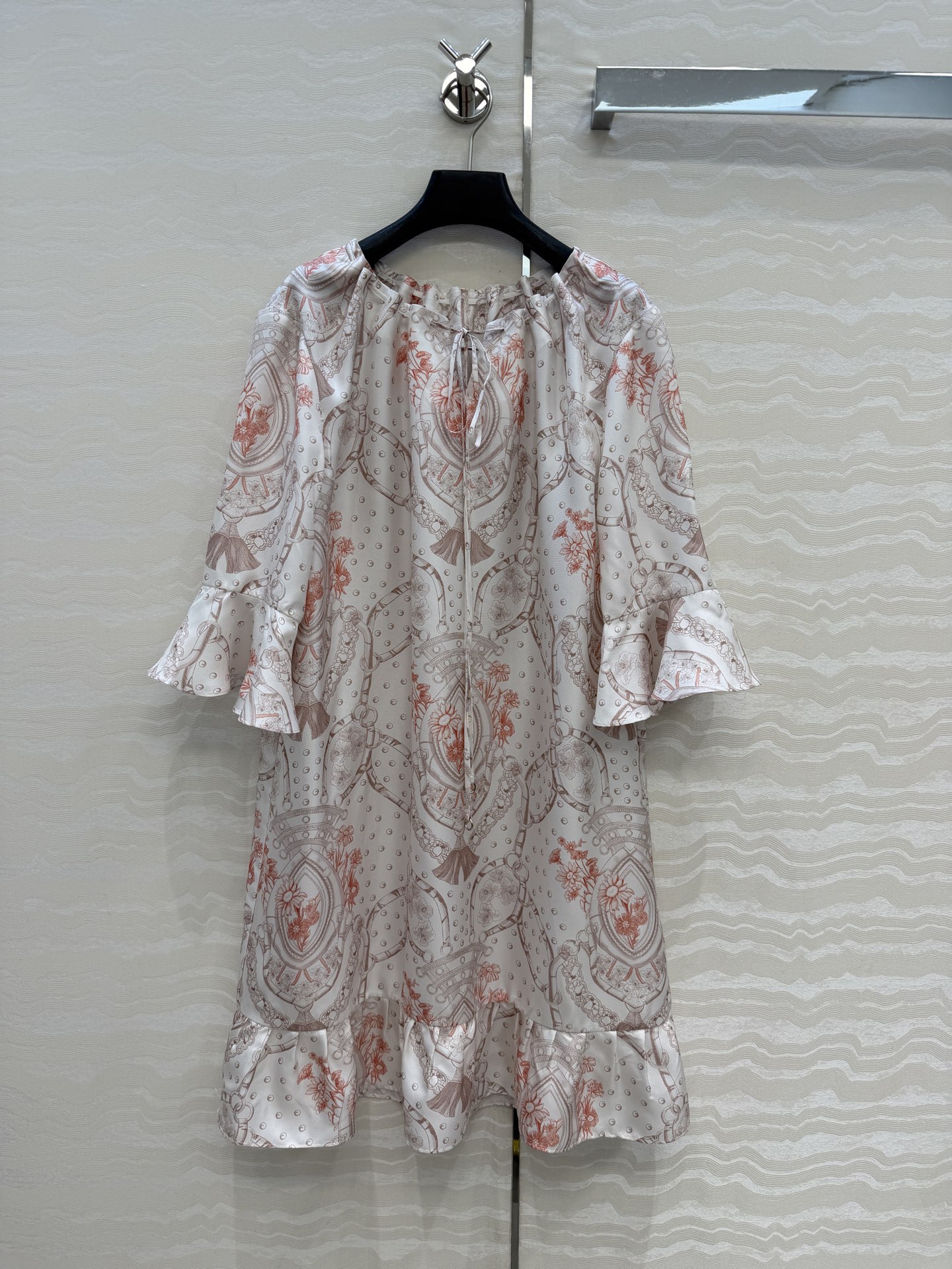 NO:779851,Original quality H series 26 early spring new light pink flower positioning printed silk dress!  The texture of silk twill is amazing!  The drawstring-adjustable tie design, elegant lace sleeves and loose fit are casual and generous. Beautiful color matching and full positioning printing are super high-end. The fit is not flattering and makes you look slimmer!  The quality of perfect workmanship depends on the details. Available in one color, S.M.L.,19860909原单品质 H系26早春新品淡粉花定位印花真丝连衣裙！真丝斜纹绸质感超赞！抽绳调节系带领设计,气质花边袖宽松版型随性大方.绝美配色全定位印花超高级.版型不挑人上身超显瘦！完美做工品质看细节.现货一色S.M.L.XL.4个码.大单子甩过来.S码胸围112,裙长86.,爱马仕-服装,hermes,skirts,real silk,,Women's clothing