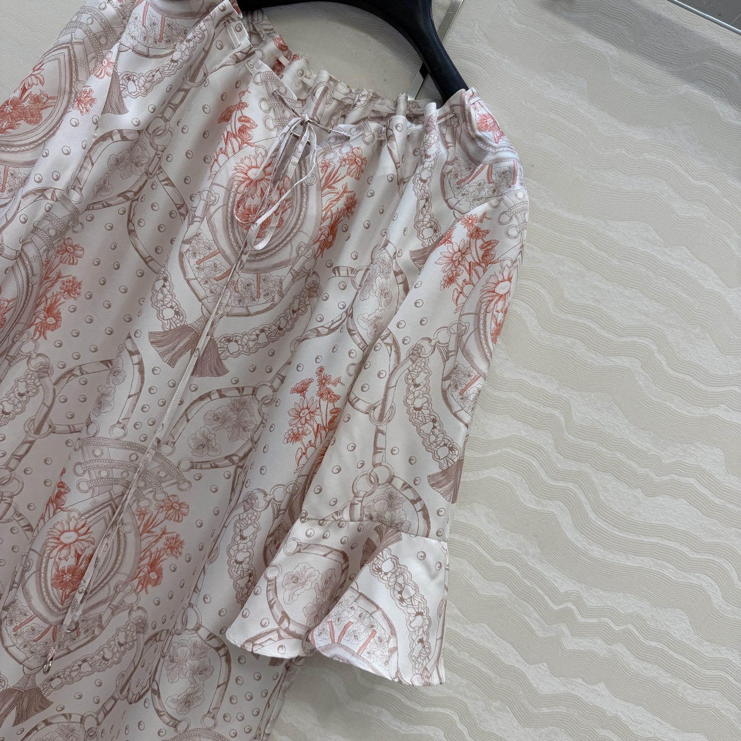 原单品质💕 H系26早春新品💕淡粉花㚏定位印花真丝连衣裙！100%真丝斜纹绸质感超赞！抽绳调节系带领设计