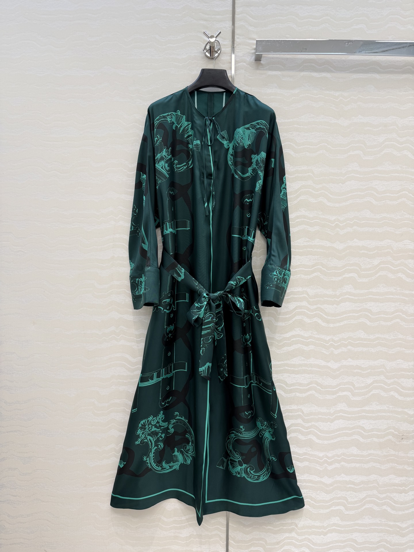 NO:779856,High-end original quality H series 26s new product for early spring!  Elegant dress with bat sleeves!  Ex-Libris a Main Levee printed twill silk dress. A must-have and versatile piece for white and beautiful women!  Full positioning printing, loose-fitting design concept, simple and elegant. Wear a belt casually to make your upper body look slimmer. Look at the details for perfect workmanship!  Three colors and 4 sizes are available for grabs now. Be quick to get it [wit] S size dropped shoulders, bust 122, skirt length 128., Hermès-clothing, hermes, skirts, real silk,19860909高端原单品质H系26s早春新品！蝙蝠袖气质连衣裙！Ex-Libris a Main Levee印花印花斜纹绸真丝连衣裙.白富美必备百搭单品！全定位印花,气质宽松版型设计理念简约大气.随性系上腰带上身超显瘦,完美做工品质看细节！三色4码 现货开抢.下手要快哈[机智] S码落肩,胸围122,裙长128.,爱马仕-服装,hermes,skirts,real silk,,Women's clothing