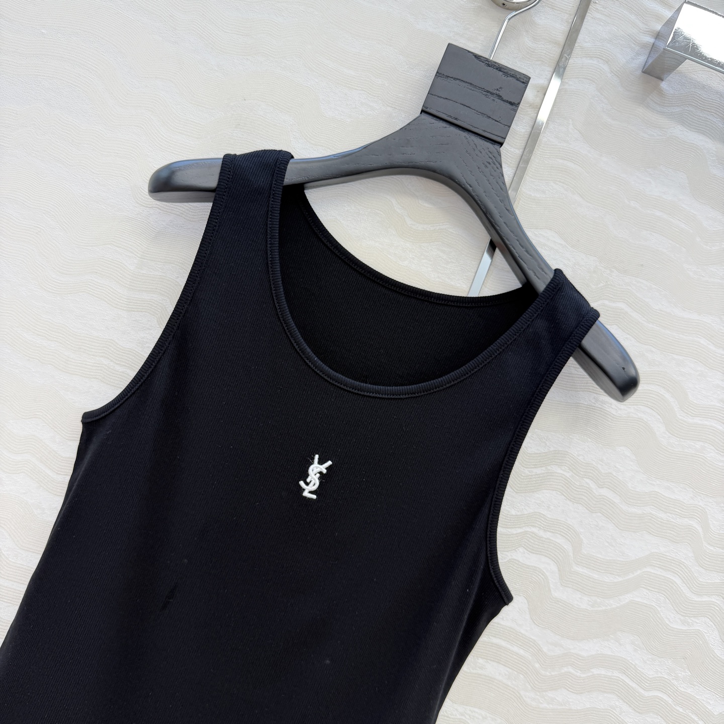 原单品质❤️26早春新品爆单推荐。slP🆕经典罗纹小背心。时髦精单品💕气质U领设计背心T。原版定制剪裁打