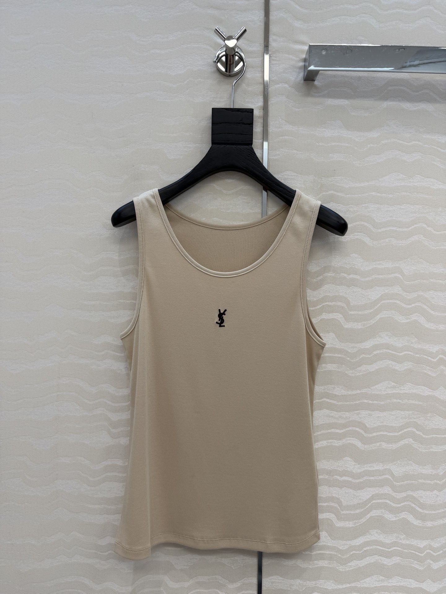NO:779836,Original quality 26 early spring new products are recommended. slp classic ribbed vest. Fashionable single product with temperament and U-neck design vest. Original custom tailoring creates an Italian minimalist sense of luxury. The texture of imported high-end lyocell cotton fabric is awesome!  The classic version is not picky!  Highly recommended for self-retention. 3 colors and 3 codes. Available now!  S size bust 80, length 63., saint laurent-clothing,loro piana,saint laurent,19860909原单品质26早春新品爆单推荐.slp经典罗纹小背心.时髦精单品气质U领设计背心T.原版定制剪裁打造意式极简的高级感,进口高端莱塞尔纯棉面料质感超赞！经典版型不挑人！强烈推荐自留款.3色3码 现货开抢！S码胸围80,衣长63.,圣罗兰-服装,loro piana,saint laurent,,Women's clothing