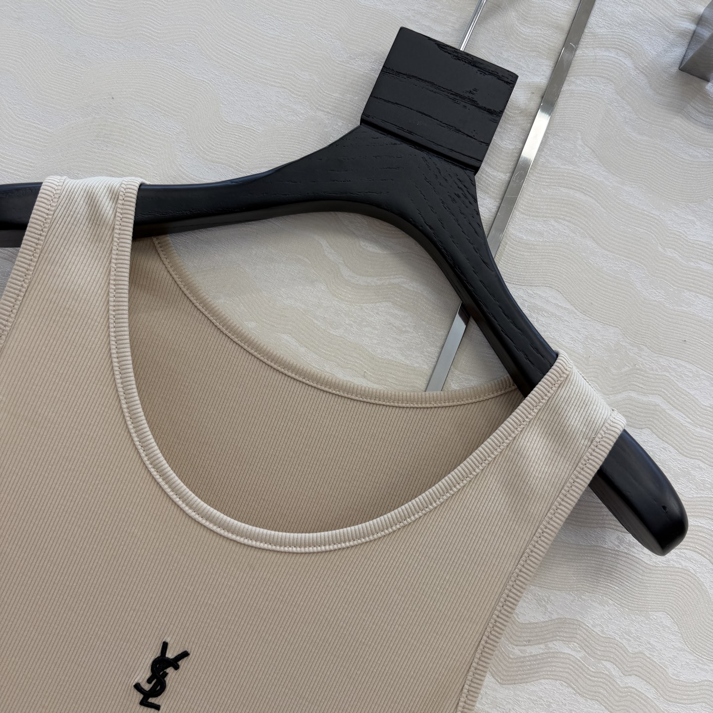 原单品质❤️26早春新品爆单推荐。slP🆕经典罗纹小背心。时髦精单品💕气质U领设计背心T。原版定制剪裁打