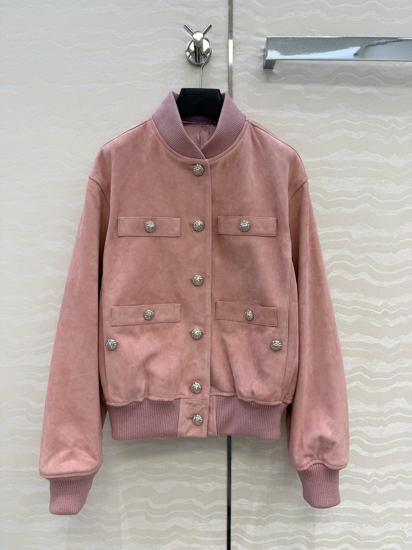 NO:779831,High-end quality control is a must!  26Kcoco girly outfit!  overzise suede baseball jacket exclusive custom suede suede craft romantic spring color cherry blossom pink yyds!  The ribbed collar and spliced ​​design have a loose fit that is versatile and slimming!  Imported suede lambskin, a must-have fashion item for a sweet and cool girl’s wardrobe. Check out the perfect workmanship and quality for yourself. Highly reserved for your own use!  One color size 3. M size shoulder width 48, bust 112, length 59., men's clothing, jackets & coats, jackets & coats, sheepskin, chamois leather,19860909高端品质控必入！26Kcoco少女气质穿搭！overzise麂皮绒棒球夹克外套独家定制麂皮绒面工艺浪漫春日色息樱花粉yyds！罗纹领拼接设计宽松版型百搭又显瘦！进口麂皮绒小羊皮,甜酷的少女衣橱必备时髦单品.完美做工品质自己看.强烈自留款！一色3码.M码肩宽48,胸围112,衣长59.,男装,jackets & coats,jackets & coats,sheepskin,chamois leather,,Women's clothing