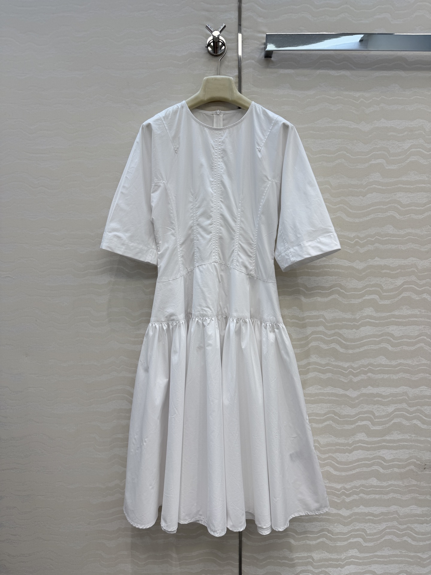 NO:779825,Unique high-end original quality BV new spring and summer beautiful dress, a piece of white moonlight goddess with high intellectual sense and elegant temperament. It has a sense of relaxation. The minimalist tailoring outlines the flowing lines of the lantern large skirt, and the oversized skirt with a dropped waist design is too slim!  The effortlessly fashionable upper body is so beautiful that it has no friends!  Bai Fumei must-have fashionable items, the texture of custom-made imported fabrics is superb. The perfect workmanship quality depends on the details, one color and three sizes S, unlimited bust, elastic 72, skirt length 112., Bottega Veneta - Clothing, bottega veneta, bottega veneta, skirts,19860909独高端原单品质BV春夏新品绝美连衣裙,白月光女神高智感优雅气质单品.自带松弛感 极简剪裁勾勒出灯笼大裙摆流动的线条感,凸显比例落收腰设计超大裙摆太显瘦了！不费力的时髦上身美到没朋友！白富美必入时髦单品,定制进口面料质感超赞.完美做工品质看细节,一色三码S码胸围无限,松紧72,裙长112.,葆蝶家-服装,bottega veneta,bottega veneta,skirts,,Women's clothing