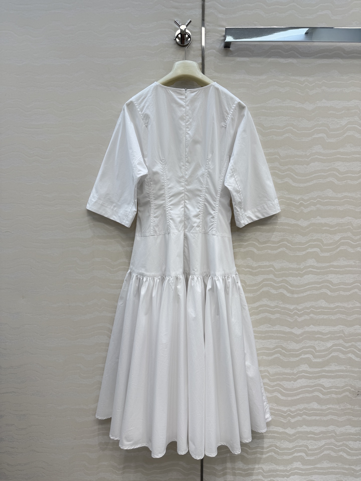 独高端原单品质❤️BV春夏新品绝美连衣裙，白月光女神高智感优雅气质单品。自带松弛感 极简剪裁勾勒出灯笼大