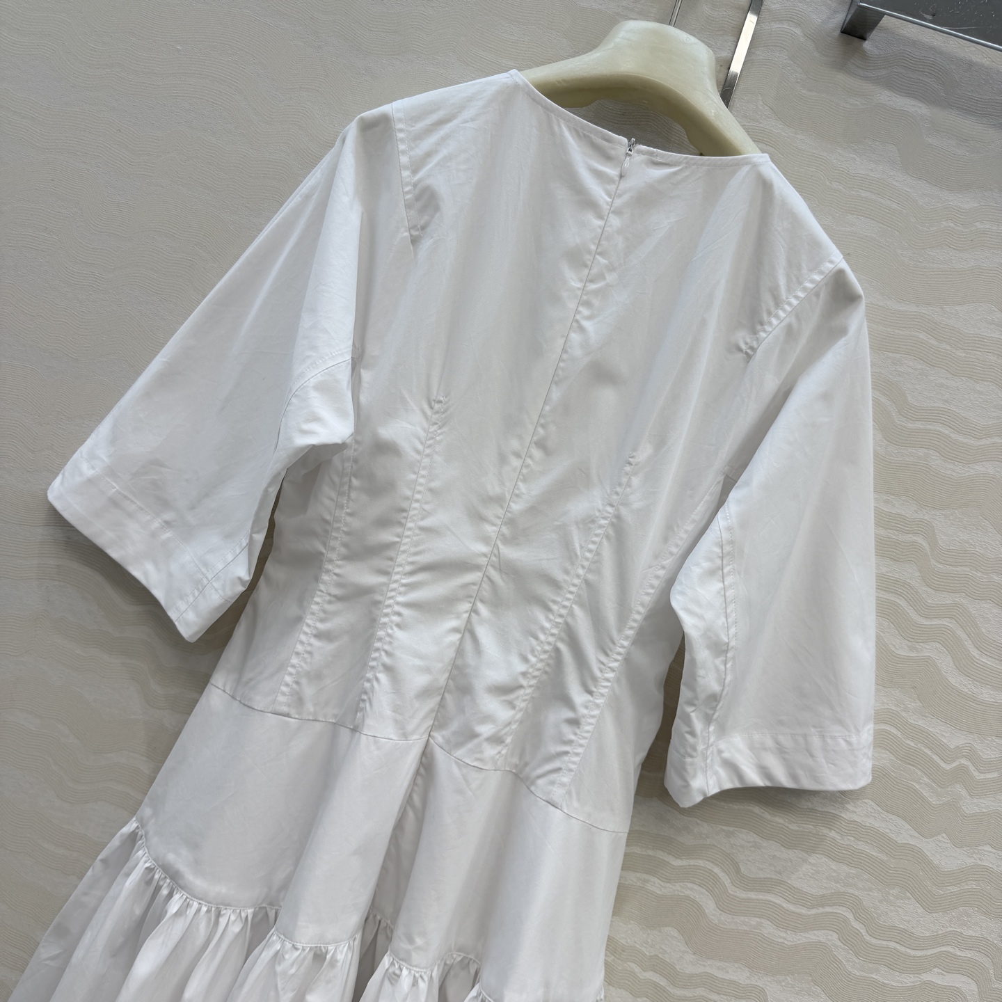 独高端原单品质❤️BV春夏新品绝美连衣裙，白月光女神高智感优雅气质单品。自带松弛感 极简剪裁勾勒出灯笼大