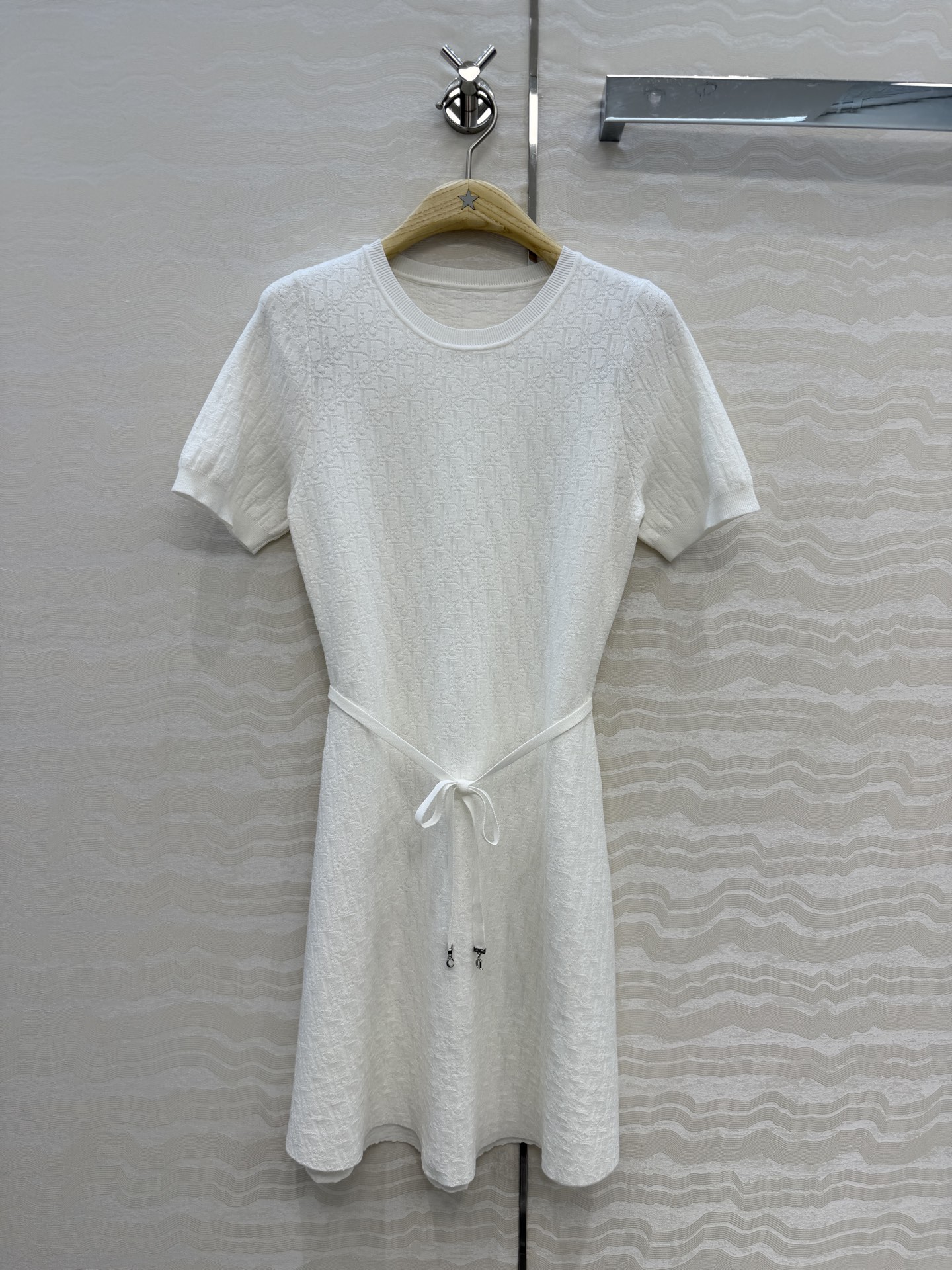 NO:829150,High-end original quality, MissD knitted short-sleeved dress!  Three-dimensional double weaving process original customized imported yarn!  Age-reducing temperament, suspender belt design. Classic waist-cinching A-line version, versatile and easy to wear!  French elegance, customized imported high-count-density yarn and Swiss machine double-woven knitted yarn, the upper body looks slim and tall!  The quality of workmanship depends on the details!  Three-color size 36.38.40, size 38 shoulder width 31, bust 76, waist 66, skirt length 86., Dior-clothing, dior, skirts, T-shirt,19860909高端原单品质,MissD针织短袖连衣裙！立体双织工艺原版定制进口纱线！减龄气质吊带系腰带设计.经典收腰A字版型百搭不挑人！法式优雅气质,定制进口高支密度纱线瑞士机双织工艺针织纱线,上身显瘦又高挑！做工品质看细节！三色36.38.40码,38码肩宽31,胸围76,腰围66,裙长86.,迪奥-服装,dior,skirts,T-shirt,,Women's clothing