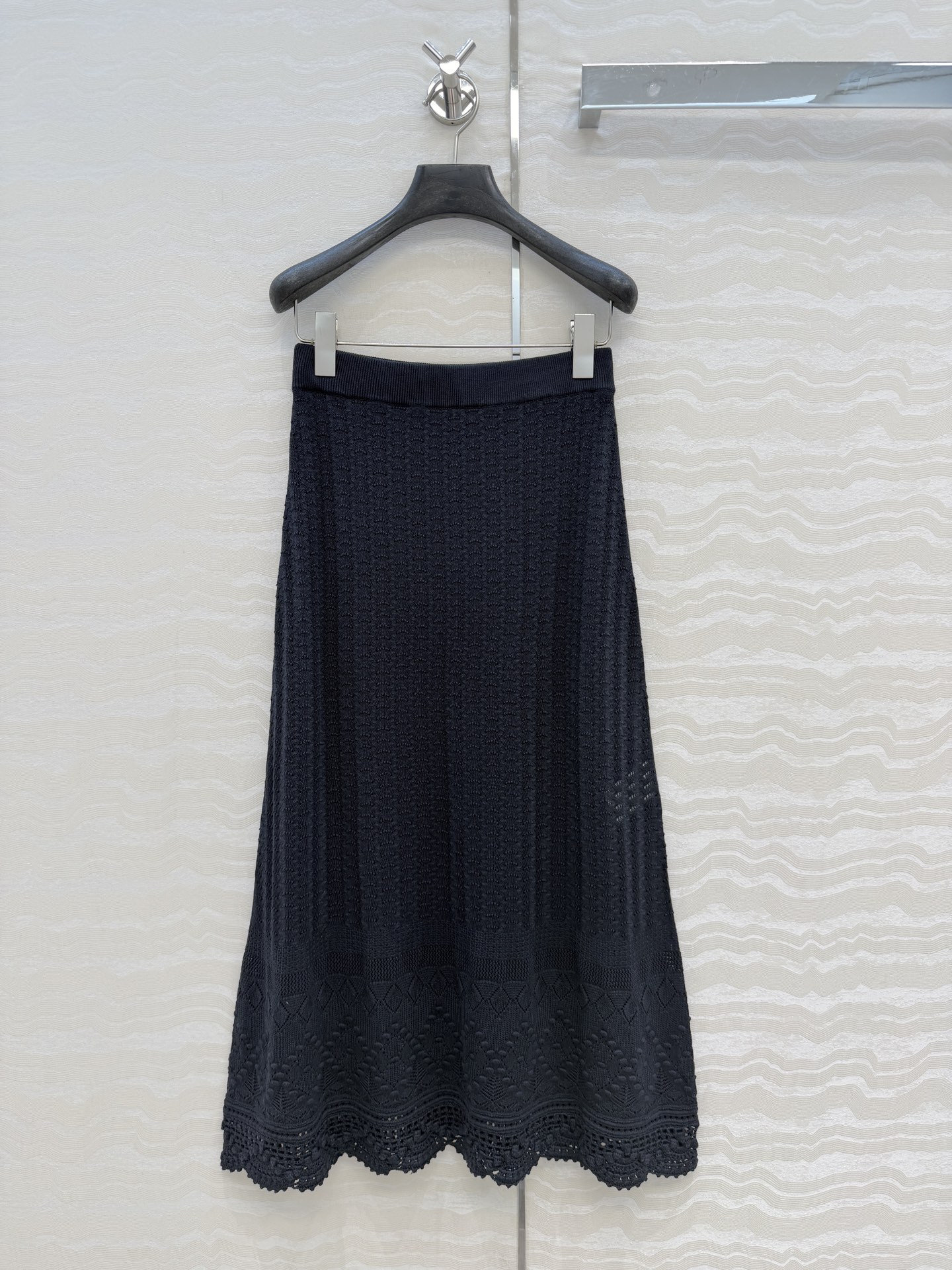 NO:826910,The exclusive first release of high-end original quality Zhao Liying's same ER high-intelligence outfit!  26 spring and summer new high-end hollow three-dimensional hook-knit mid-length skirt, a high-end style item!  The hollow thread craftsmanship is gentle and elegant. The imported silk and pure cotton yarn has a cool texture and is super delicate and soft!  The temperament goddess must receive payment!  It is a versatile piece with both sweet and salty temperament. It is lined with anti-exposure lining in two colors, sizes S-L. This is a big deal!  Size S elastic waist 64, skirt length 82., women's clothing, skirts,19860909独家首发高端原单品质赵丽颖同款ER高智感穿搭！26春夏新品高级缕空立体勾花针织中长半裙,气质高级单品！缕空工艺温柔极致优雅的调调.进口蚕丝纯棉纱线冰凉质感超级细腻柔软！气质女神必收款！可甜可盐气质百搭单品,防走光内衬两色S-L码.大单子甩过来！S码松紧腰围64,裙长82.,女装,skirts,,Women's clothing