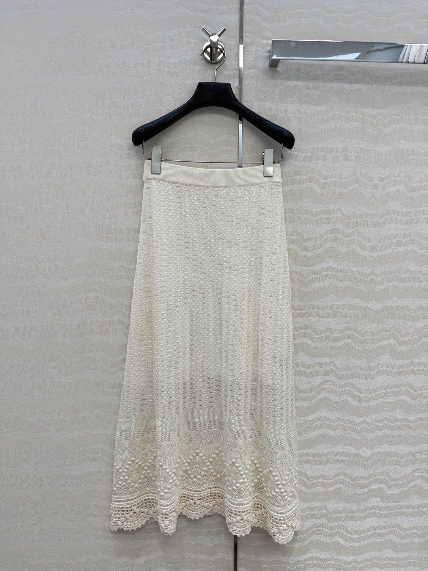 NO:826901,The exclusive first release of high-end original quality Zhao Liying's same ER high-intelligence outfit!  26 spring and summer new high-end hollow three-dimensional hook-knit mid-length skirt, a high-end style item!  The hollow thread craftsmanship is gentle and elegant. The imported silk and pure cotton yarn has a cool texture and is super delicate and soft!  The temperament goddess must receive payment!  A versatile piece with both sweet and salty temperament, anti-exposure lining, two colors S-L sizes. Big order here!  Size S elastic waist 64, skirt length 82., women's clothing, skirts,19860909独家首发高端原单品质赵丽颖同款ER高智感穿搭！26春夏新品高级缕空立体勾花针织中长半裙,气质高级单品！缕空工艺温柔极致优雅的调调.进口蚕丝纯棉纱线冰凉质感超级细腻柔软！气质女神必收款！可甜可盐气质百搭单品,防走光内衬 两色S-L码.大单子甩过来！S码松紧腰围64,裙长82.,女装,skirts,,Women's clothing