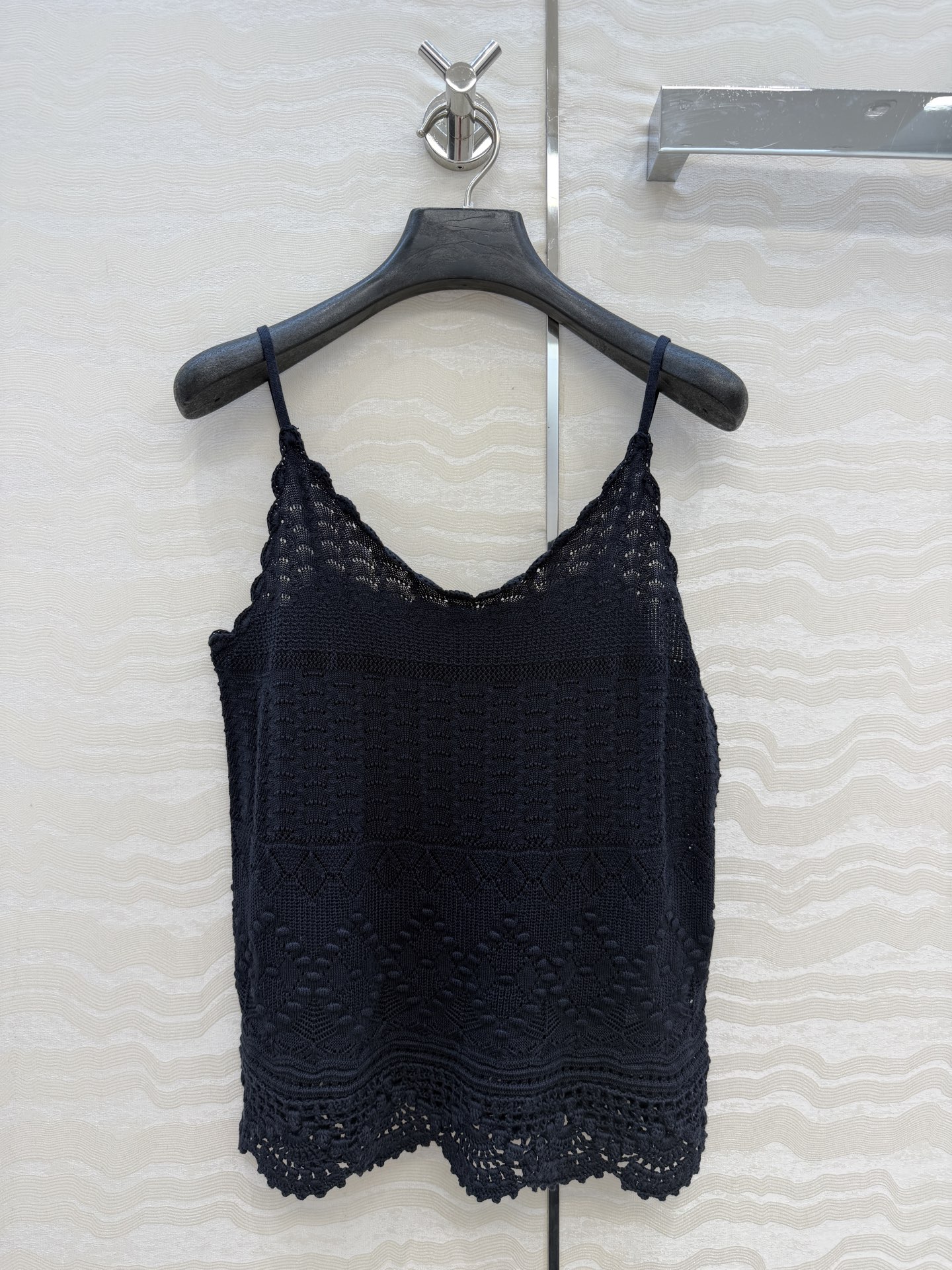 NO:826882,The exclusive first release of high-end original quality Zhao Liying's same ER high-intelligence outfit!  26 spring and summer new high-end hollow three-dimensional hook-knitted tube top sling!  Temperament and high-end items!  The hollow thread craftsmanship is gentle and elegant. The imported silk and pure cotton yarn has a cool texture and is super delicate and soft!  The temperament goddess must receive payment!  Sweet or salty, these versatile pieces come in two colors, sizes S-L. Here’s a big order!  Size S bust 74, length 53., women's clothing,19860909独家首发高端原单品质赵丽颖同款ER高智感穿搭！26春夏新品高级缕空立体勾花针织抹胸小吊带！气质高级单品！缕空工艺温柔极致优雅的调调.进口蚕丝纯棉纱线冰凉质感超级细腻柔软！气质女神必收款！可甜可盐气质百搭单品两色S-L码.大单子甩过来！S码胸围74,衣长53.,女装,,Women's clothing