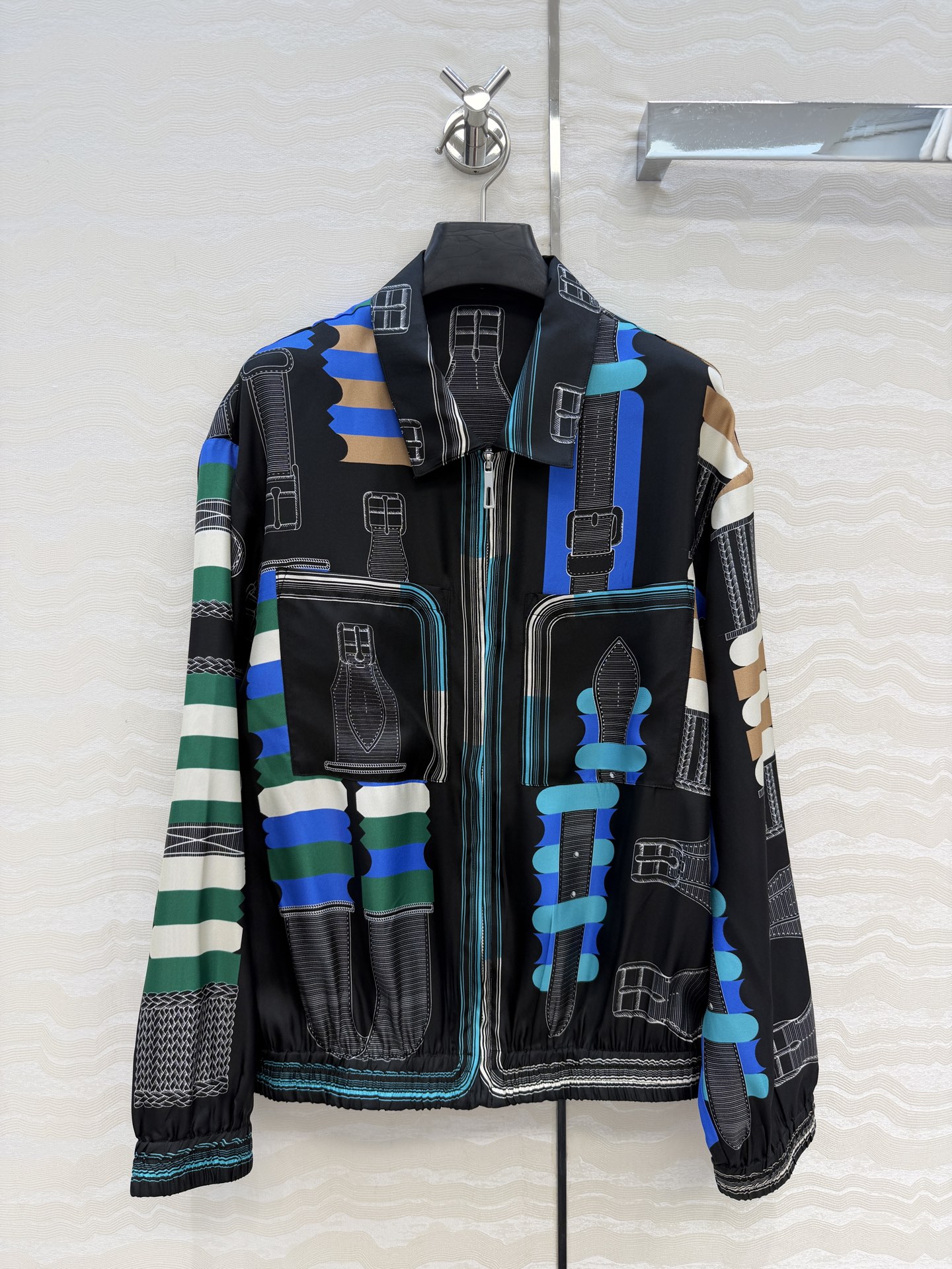 NO:782066,Original quality H series 26s new arrival in early spring!  Reins square belt loop pattern positioning printed silk jacket!  The texture of silk twill is amazing!  A temperamental small lapel zipper jacket with an elasticated hem and a casual and generous silhouette. Beautiful colors and fully positioned prints are super high-end. The silhouette is not flattering and makes you look slimmer!  The perfect workmanship quality depends on the details. There are two colors in stock, S.M.L.19860909原单品质H系26s早春新品！缰辔方块皮带环图案定位印花真丝夹克外套！真丝斜纹绸质感超赞！气质小翻领拉链夹克,松紧寸摆版型随性大方.绝美配色全定位印花超高级.版型不挑人上身超显瘦！完美做工品质看细节.现货两色S.M.L.XL.4个码.大单子甩过来.S码肩宽48,胸围104,衣长60.,爱马仕-服装,hermes,jackets & coats,jackets & coats,real silk,,Women's clothing