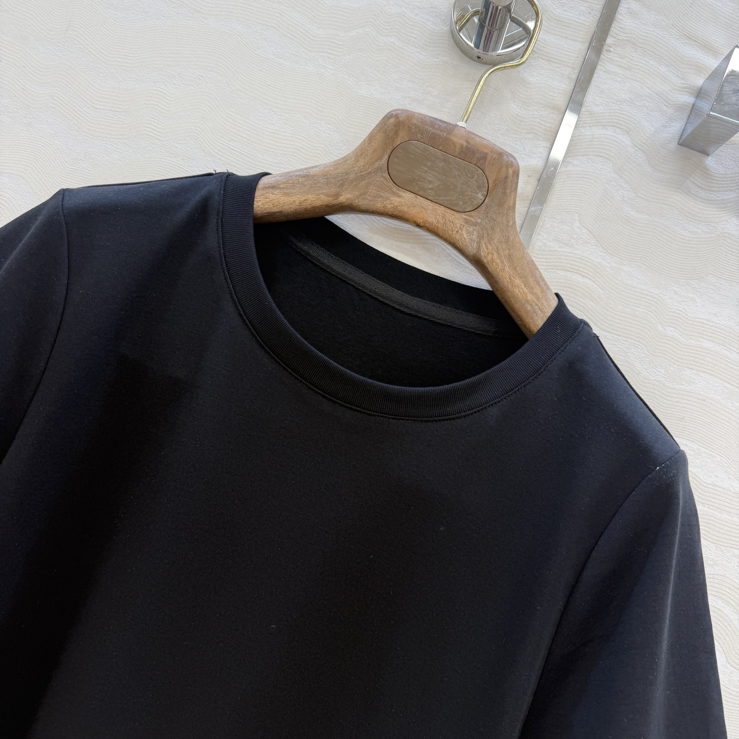 原单品质❤️Lp高智感老钱风穿搭26s春夏新品！进口纯棉短袖T恤！刺绣徽章低调奢华，气质大方圆领优雅又时