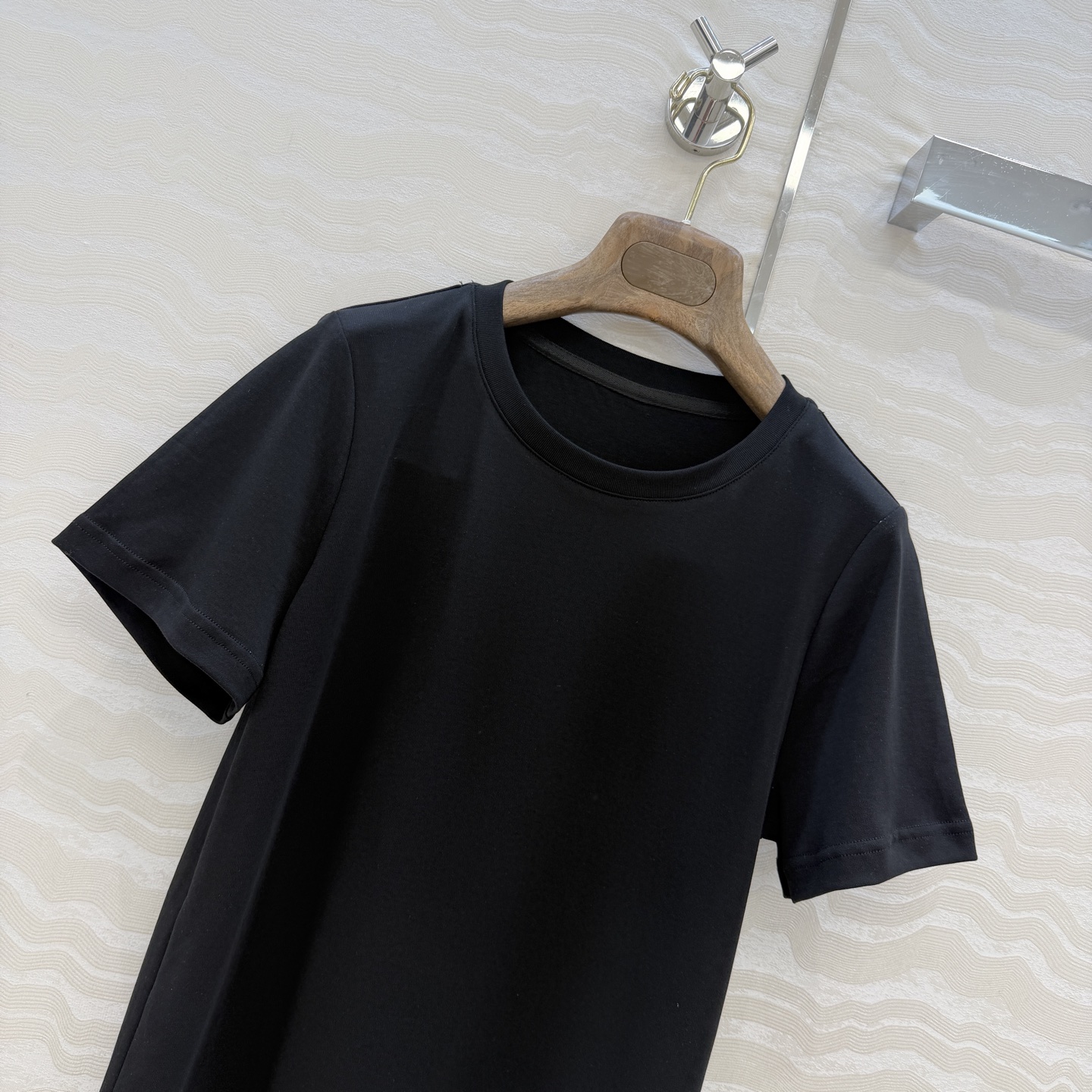 原单品质❤️Lp高智感老钱风穿搭26s春夏新品！进口纯棉短袖T恤！刺绣徽章低调奢华，气质大方圆领优雅又时