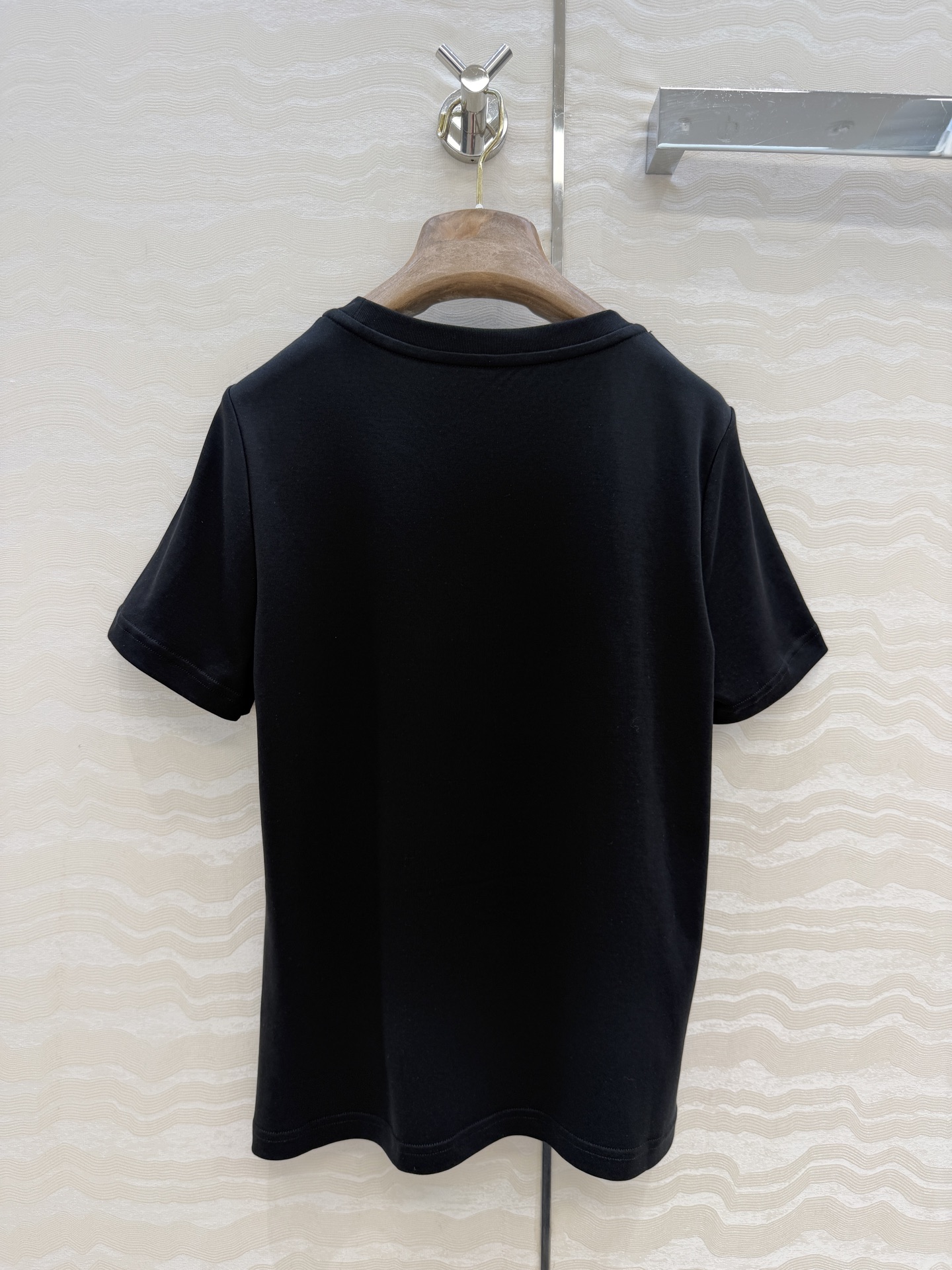 原单品质❤️Lp高智感老钱风穿搭26s春夏新品！进口纯棉短袖T恤！刺绣徽章低调奢华，气质大方圆领优雅又时