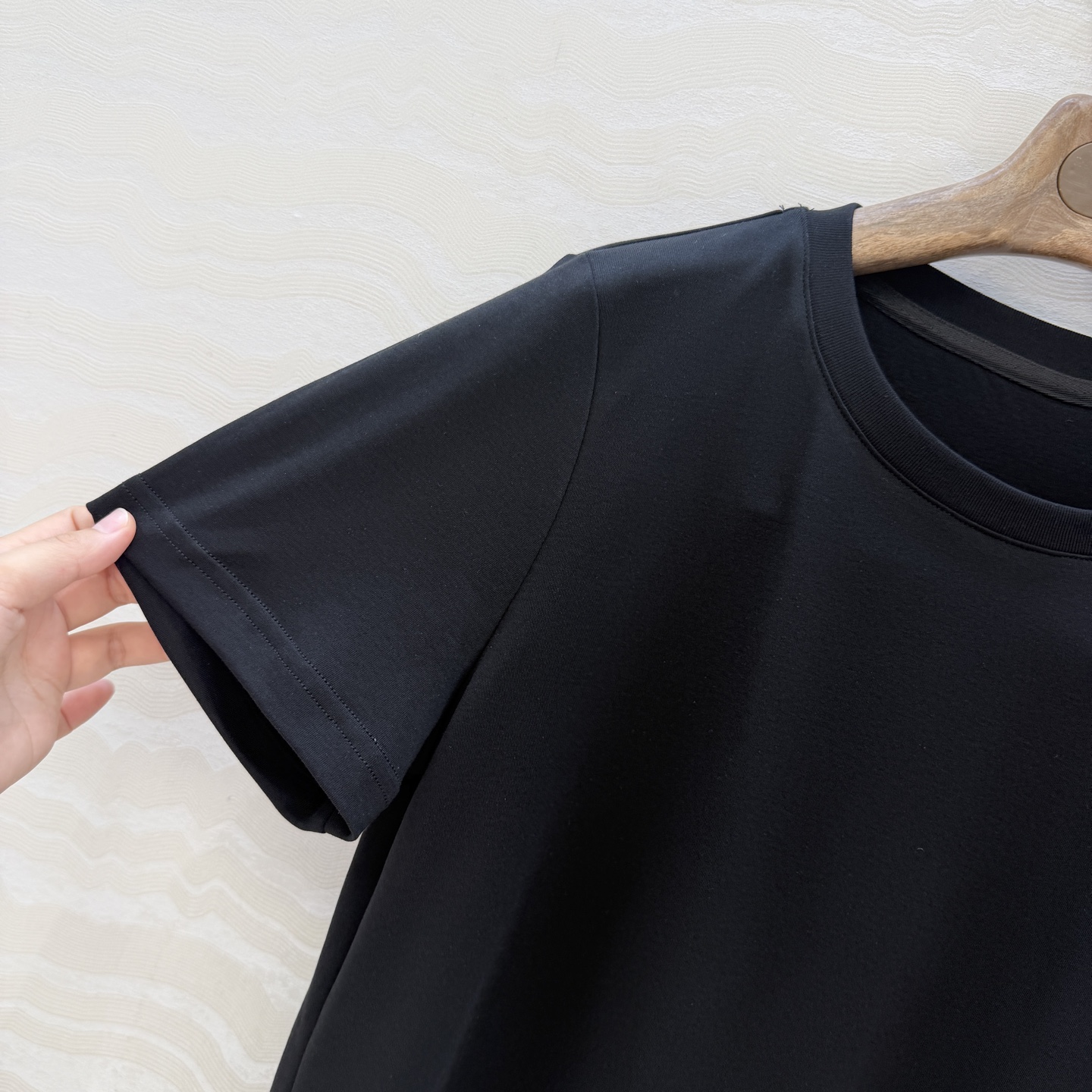 原单品质❤️Lp高智感老钱风穿搭26s春夏新品！进口纯棉短袖T恤！刺绣徽章低调奢华，气质大方圆领优雅又时