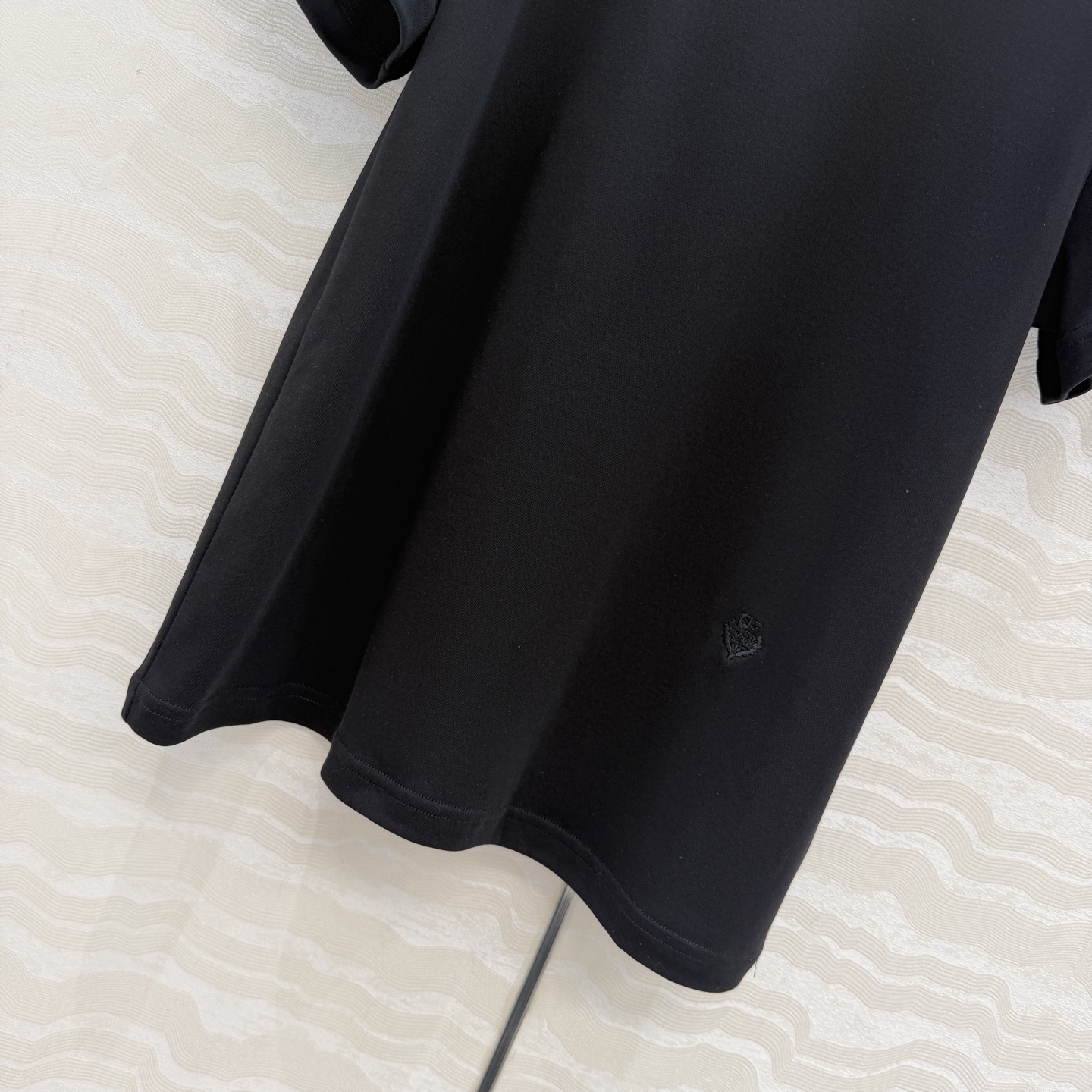 原单品质❤️Lp高智感老钱风穿搭26s春夏新品！进口纯棉短袖T恤！刺绣徽章低调奢华，气质大方圆领优雅又时