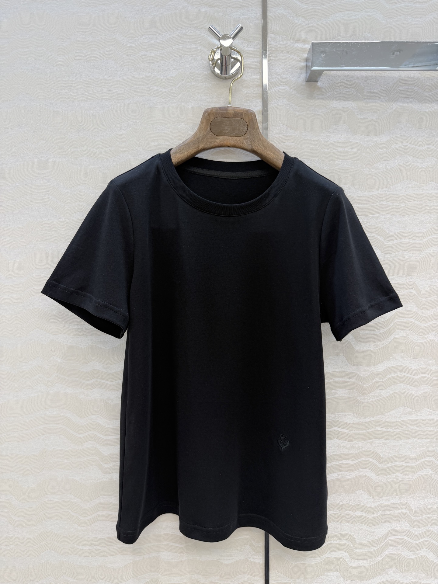 原单品质❤️Lp高智感老钱风穿搭26s春夏新品！进口纯棉短袖T恤！刺绣徽章低调奢华，气质大方圆领优雅又时