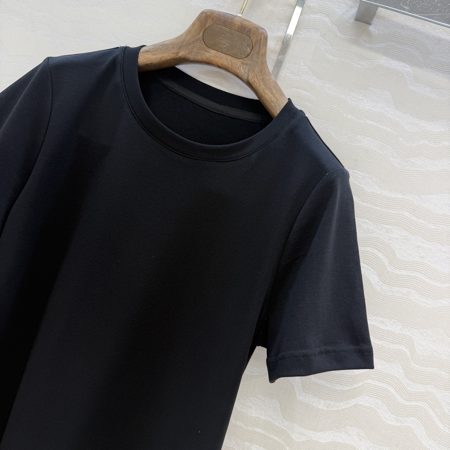 原单品质❤️Lp高智感老钱风穿搭26s春夏新品！进口纯棉短袖T恤！刺绣徽章低调奢华，气质大方圆领优雅又时