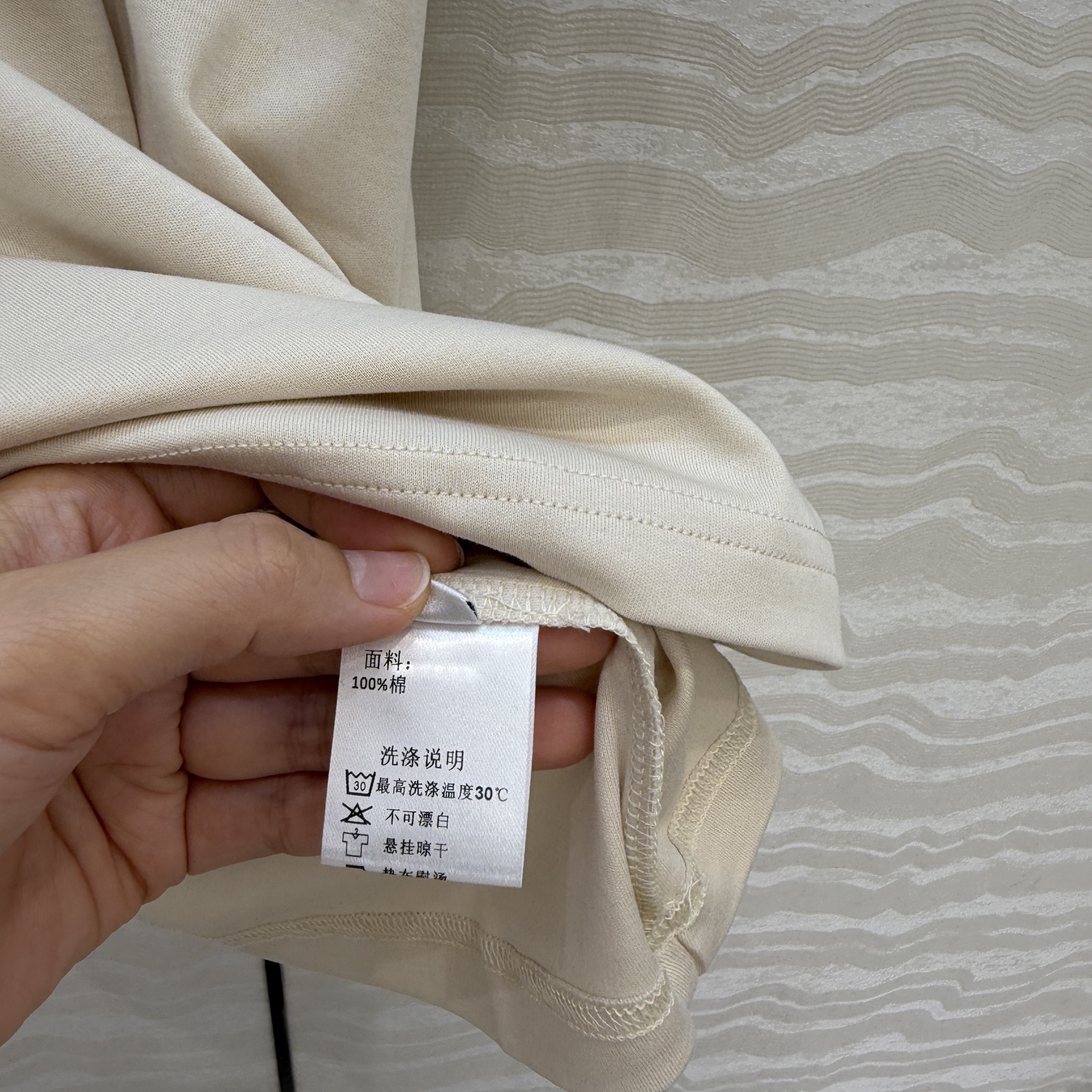 原单品质❤️Lp高智感老钱风穿搭26s春夏新品！进口纯棉短袖T恤！刺绣徽章低调奢华，气质大方圆领优雅又时