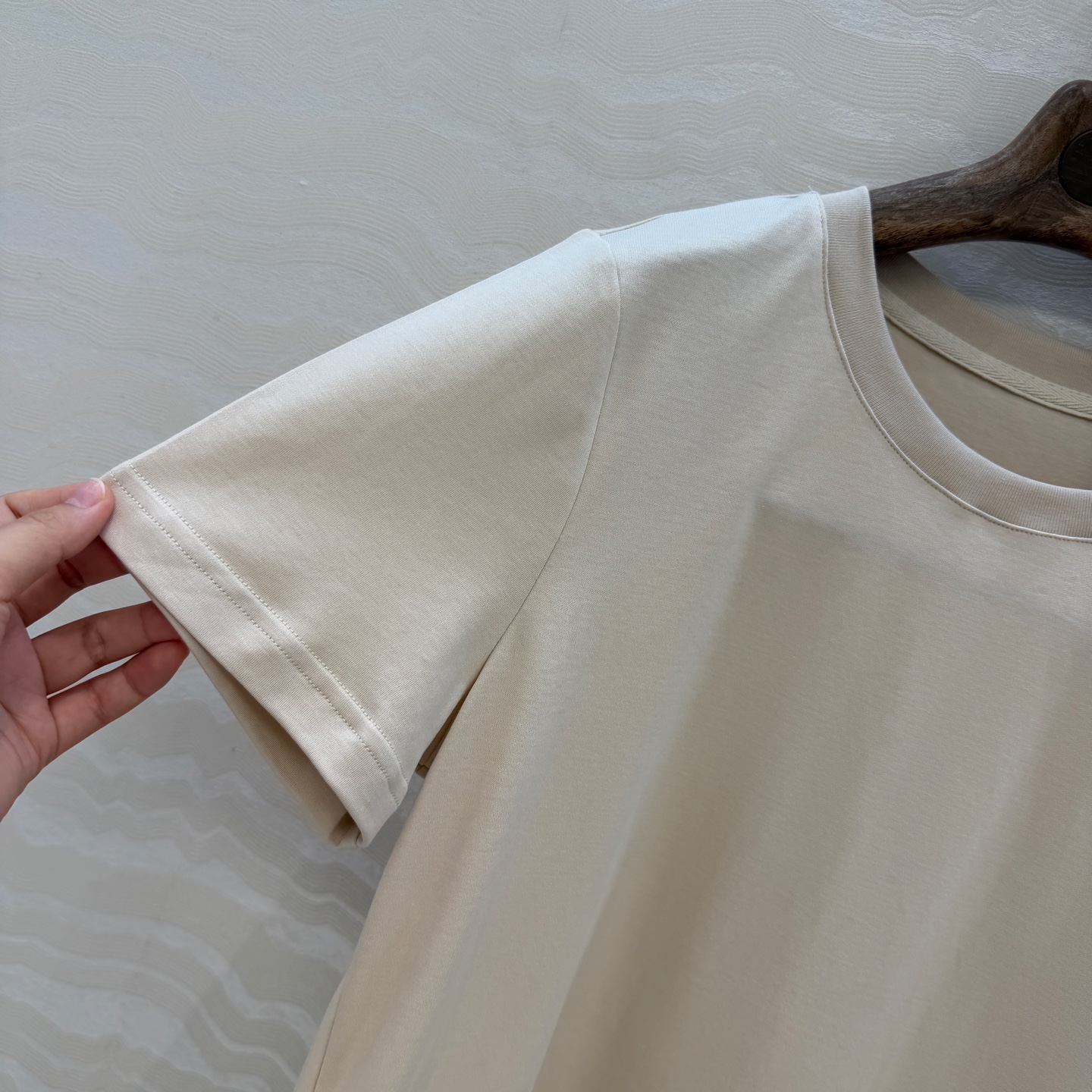 原单品质❤️Lp高智感老钱风穿搭26s春夏新品！进口纯棉短袖T恤！刺绣徽章低调奢华，气质大方圆领优雅又时