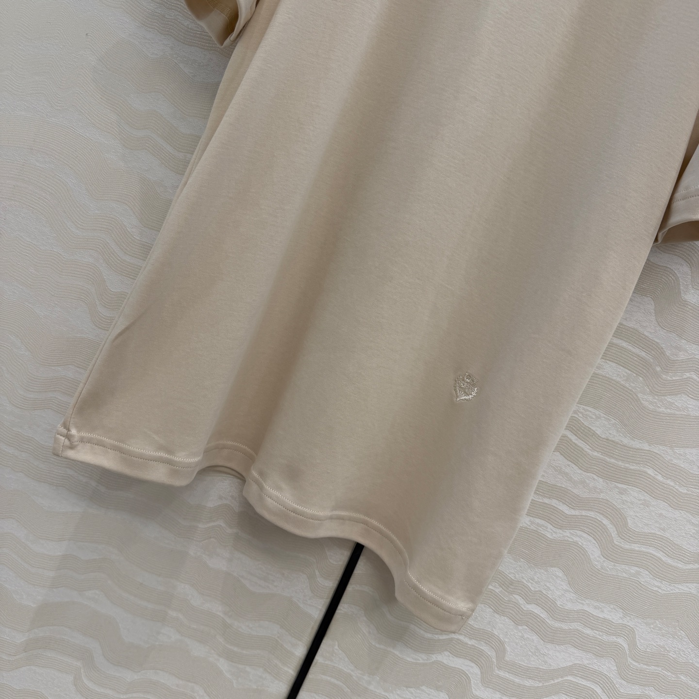 原单品质❤️Lp高智感老钱风穿搭26s春夏新品！进口纯棉短袖T恤！刺绣徽章低调奢华，气质大方圆领优雅又时