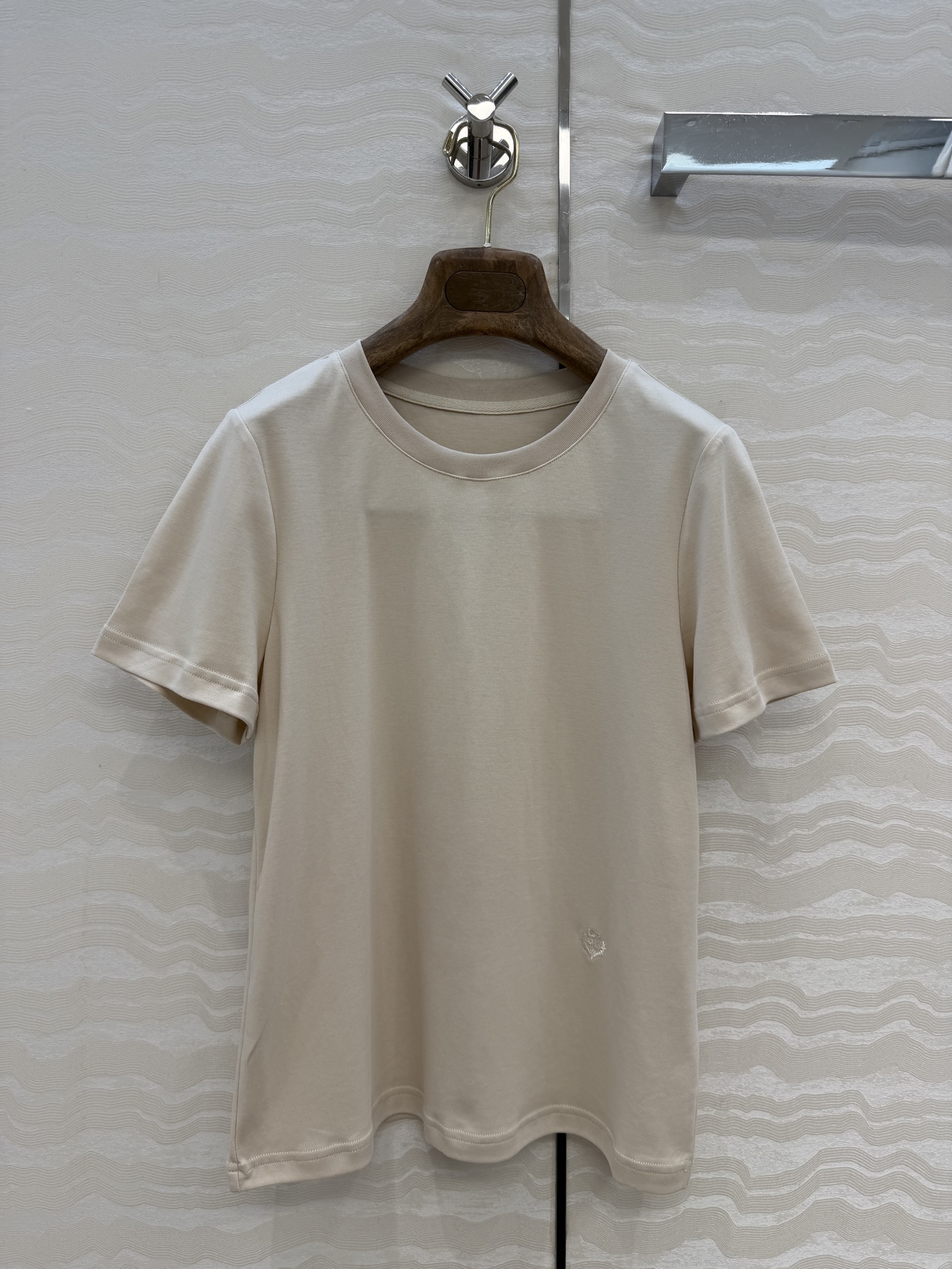 原单品质❤️Lp高智感老钱风穿搭26s春夏新品！进口纯棉短袖T恤！刺绣徽章低调奢华，气质大方圆领优雅又时