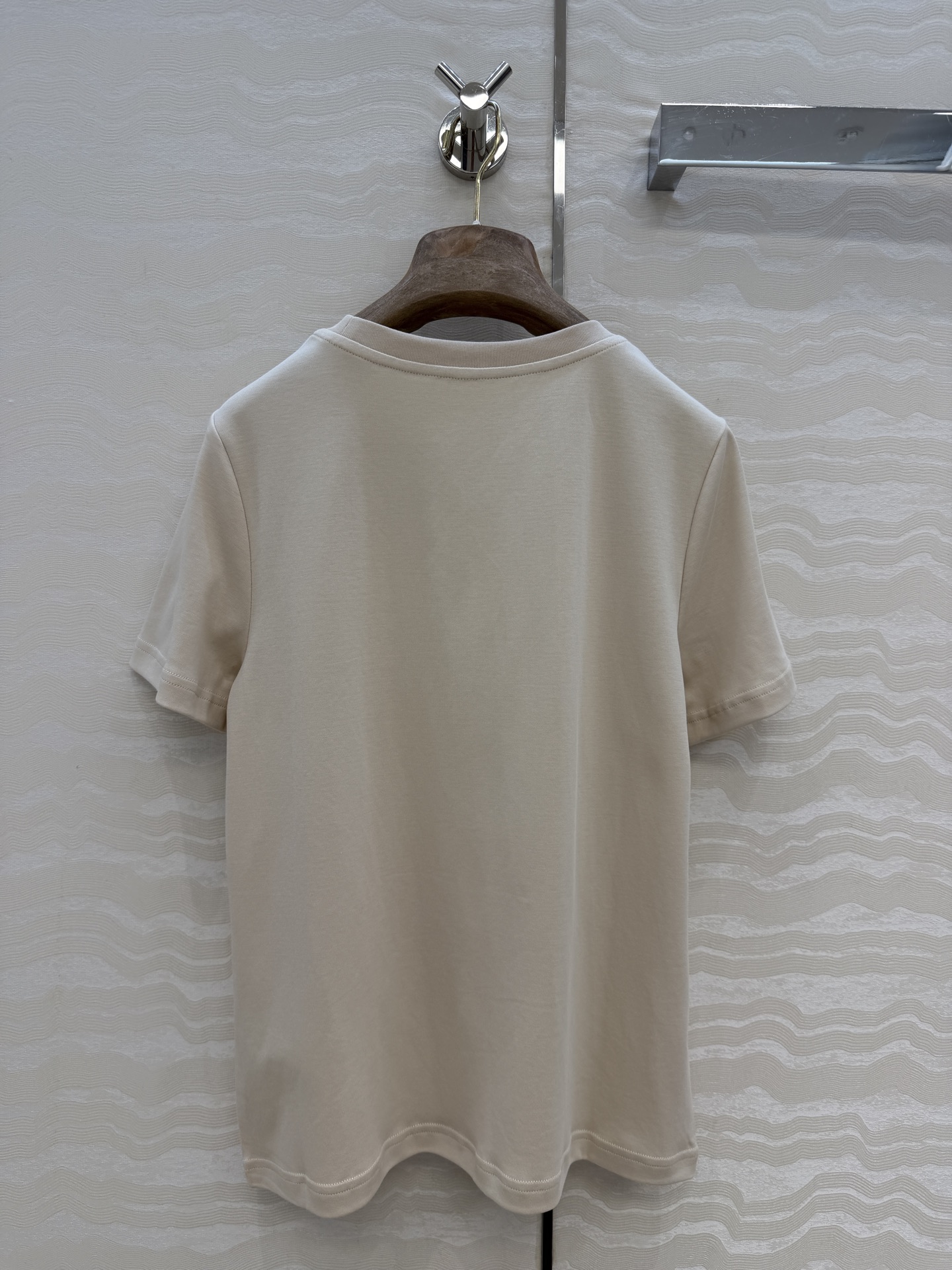 原单品质❤️Lp高智感老钱风穿搭26s春夏新品！进口纯棉短袖T恤！刺绣徽章低调奢华，气质大方圆领优雅又时