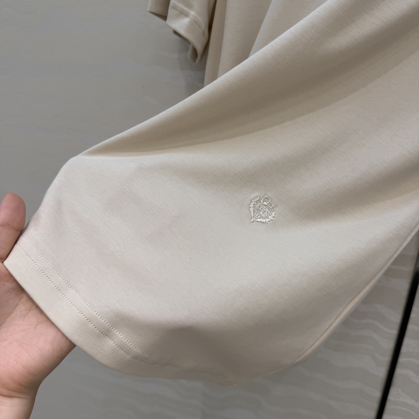 原单品质❤️Lp高智感老钱风穿搭26s春夏新品！进口纯棉短袖T恤！刺绣徽章低调奢华，气质大方圆领优雅又时