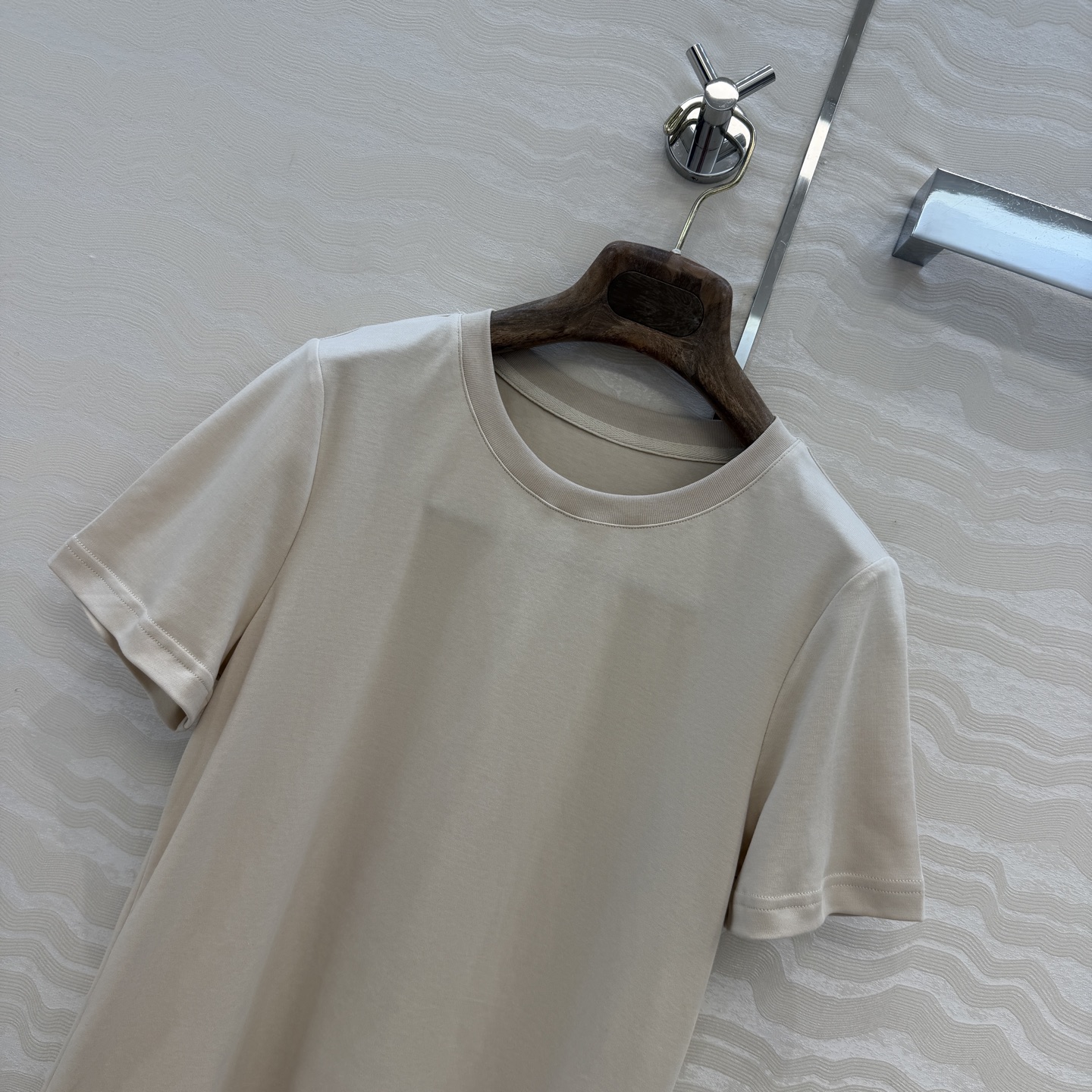 原单品质❤️Lp高智感老钱风穿搭26s春夏新品！进口纯棉短袖T恤！刺绣徽章低调奢华，气质大方圆领优雅又时