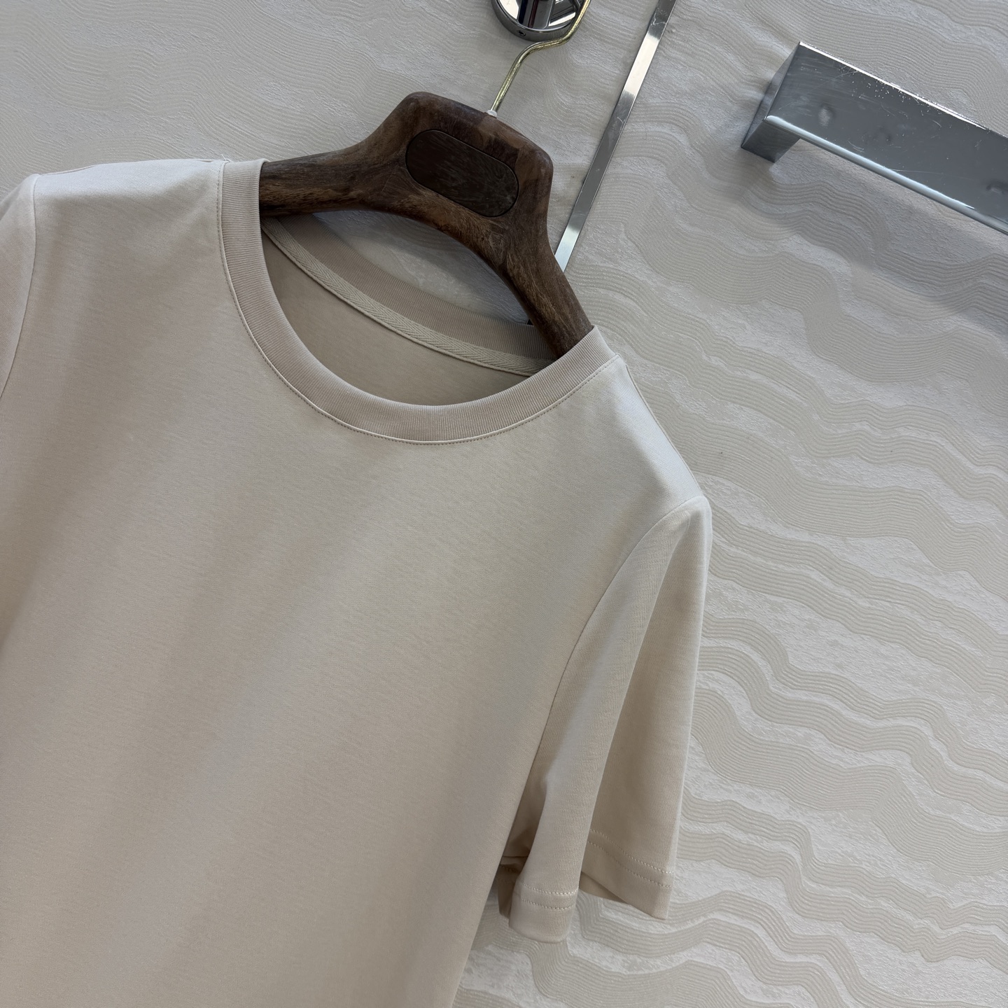 原单品质❤️Lp高智感老钱风穿搭26s春夏新品！进口纯棉短袖T恤！刺绣徽章低调奢华，气质大方圆领优雅又时