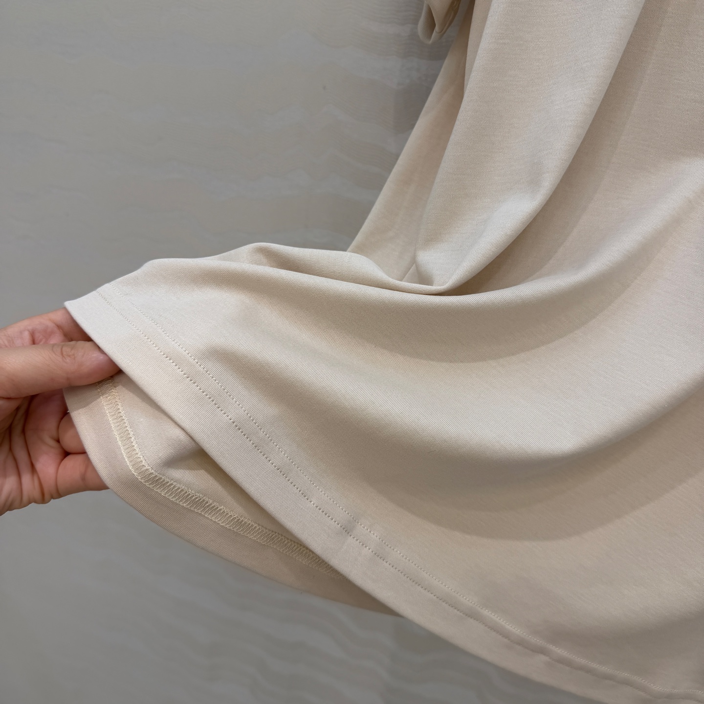 原单品质❤️Lp高智感老钱风穿搭26s春夏新品！进口纯棉短袖T恤！刺绣徽章低调奢华，气质大方圆领优雅又时